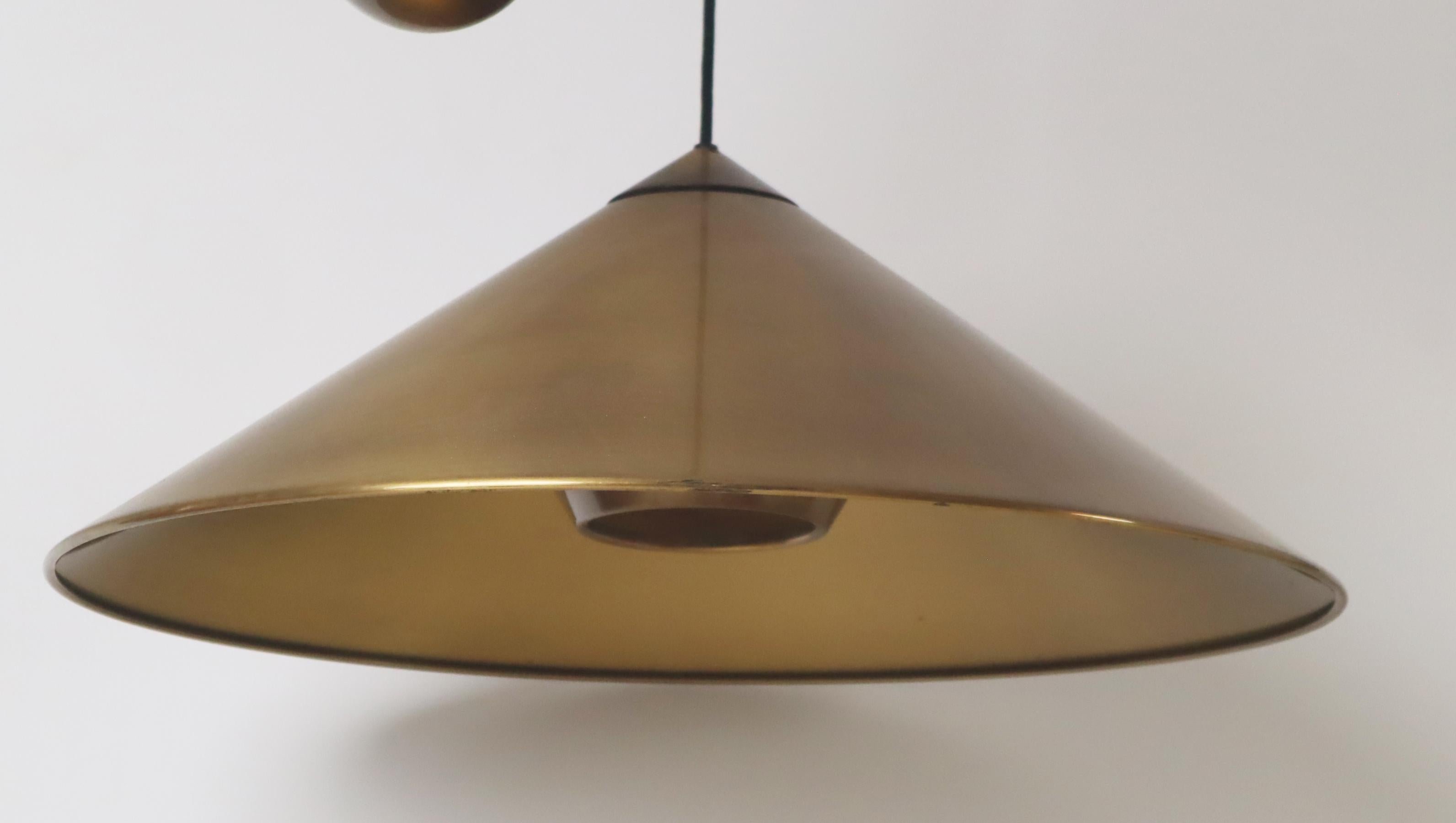 Esta lámpara de contrapeso, rara y buscada internacionalmente, fue fabricada en Alemania por el diseñador y productor alemán Florian Schulz. Ésta es la versión más exclusiva con latón bruñido y podría decirse que es el modelo más bello. Está en muy