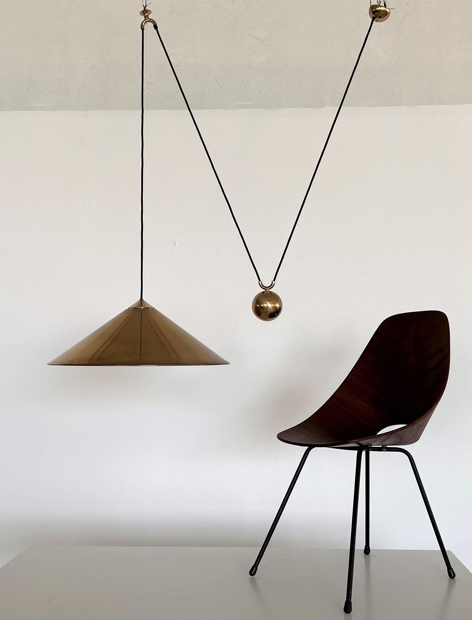 Elegant, rare and early version of large counter balance pendant light, named KEOS, by Florian Schulz, made in Germany in the 1970s. Out of production for decades.
The pendant lamp is adjustable in height from 31,5