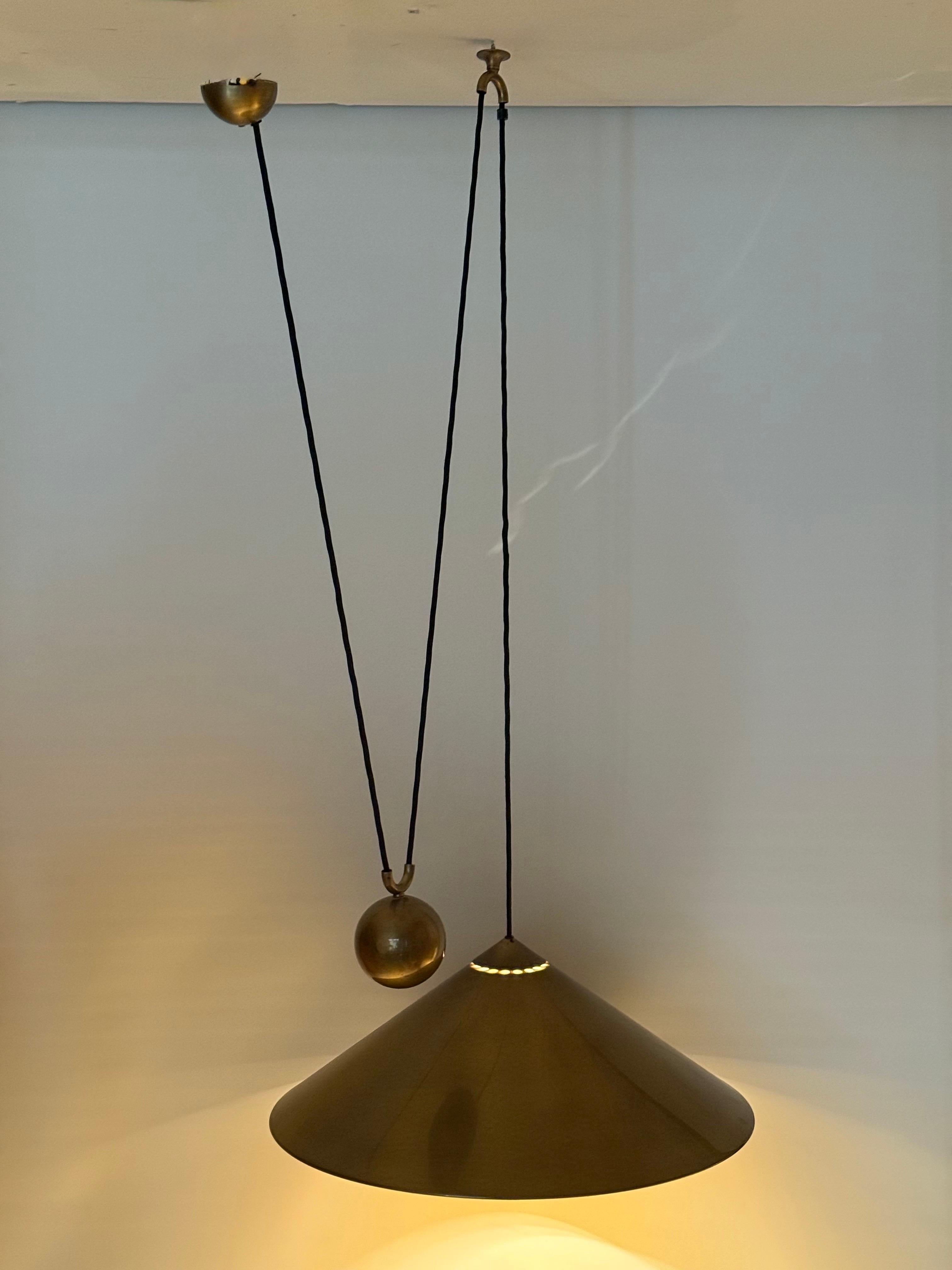Florian Schulz Lámpara colgante KEOS de gran contrapeso en latón, años 70 en venta 13
