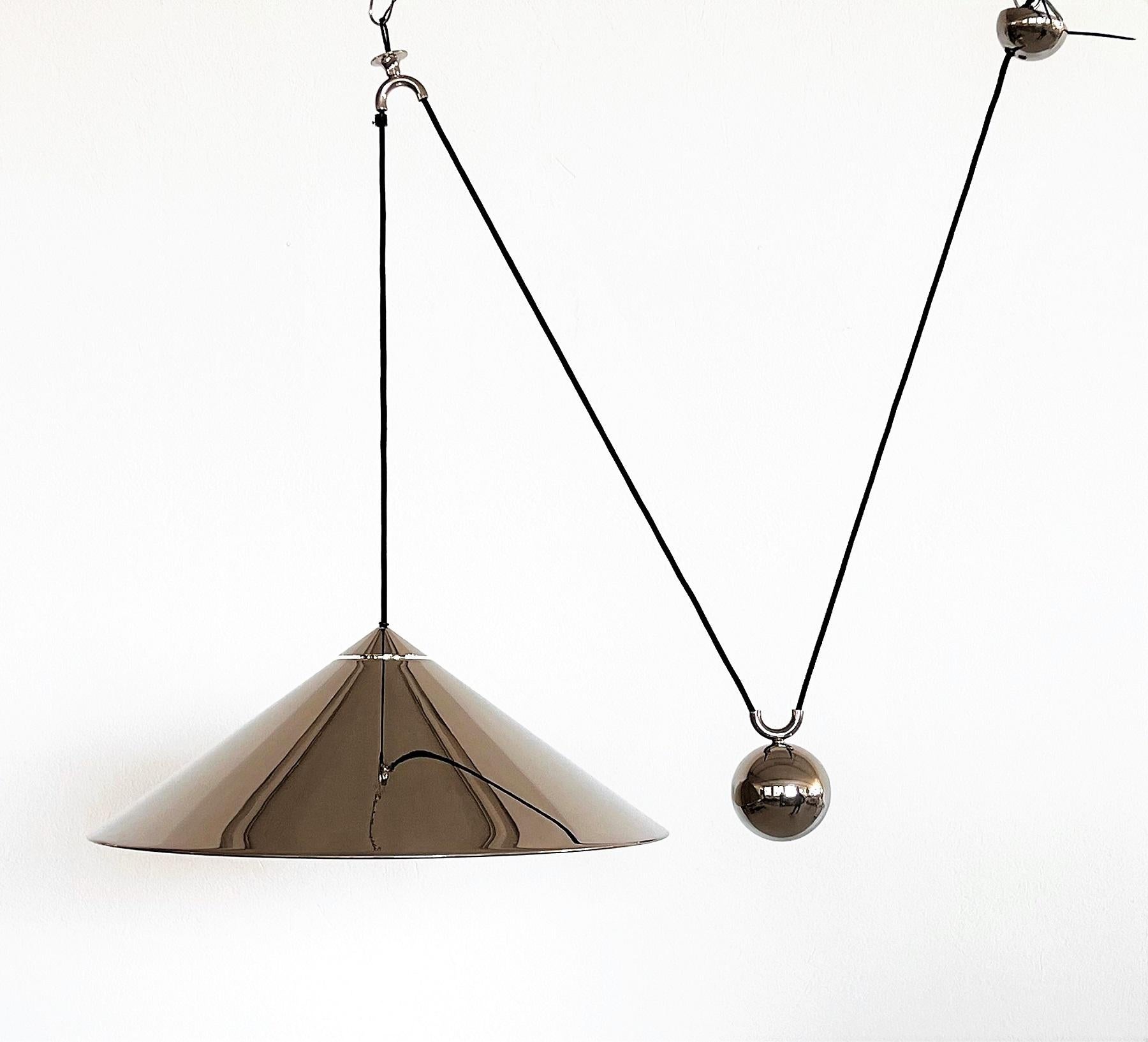 Elegant, early version of large counter balance pendant light, named KEOS, by Florian Schulz, made in Germany in the 1970s. Out of production for decades.
The pendant lamp is adjustable in height from 31,5in to 60in ( 80cm to 150cm) by changing the
