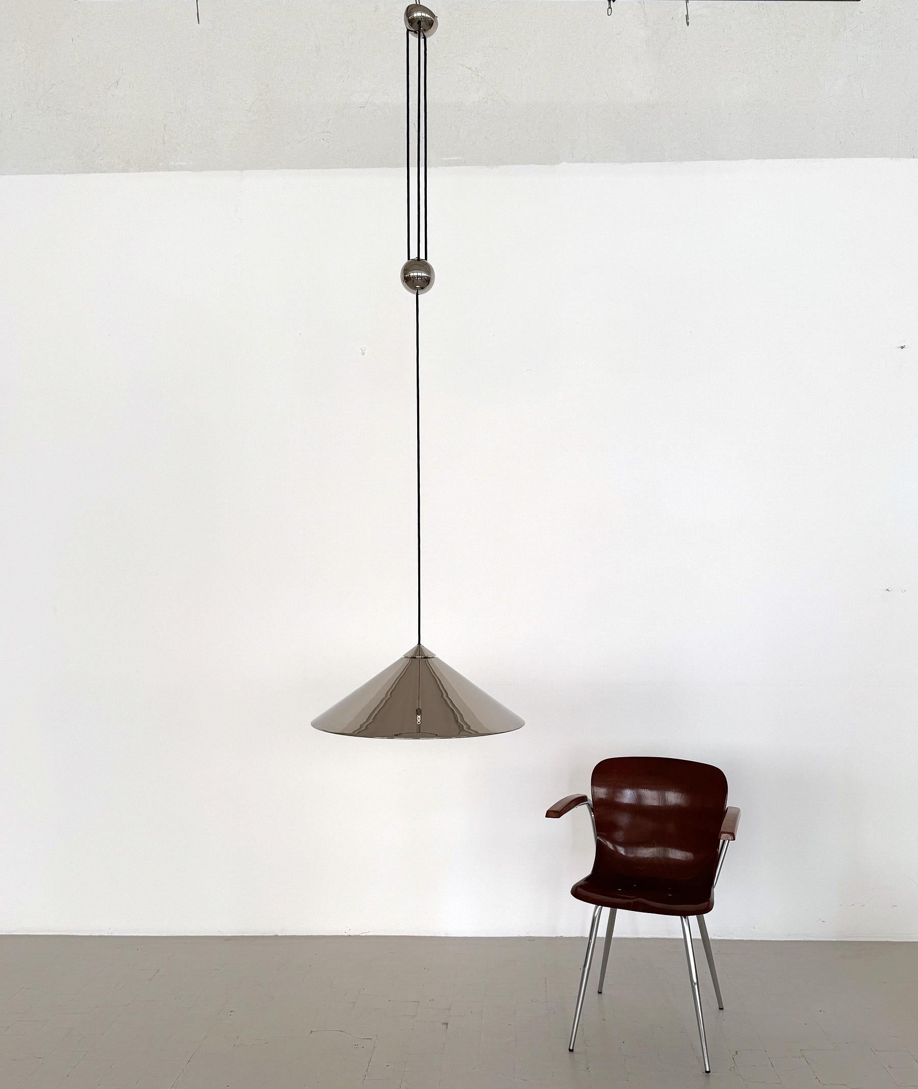 Elegante y primitiva versión de gran lámpara colgante de contrapeso, llamada KEOS, de Florian Schulz, fabricada en Alemania en la década de 1970. Fuera de producción desde hace décadas.
Niquelado sobre base de latón.
La lámpara colgante es regulable