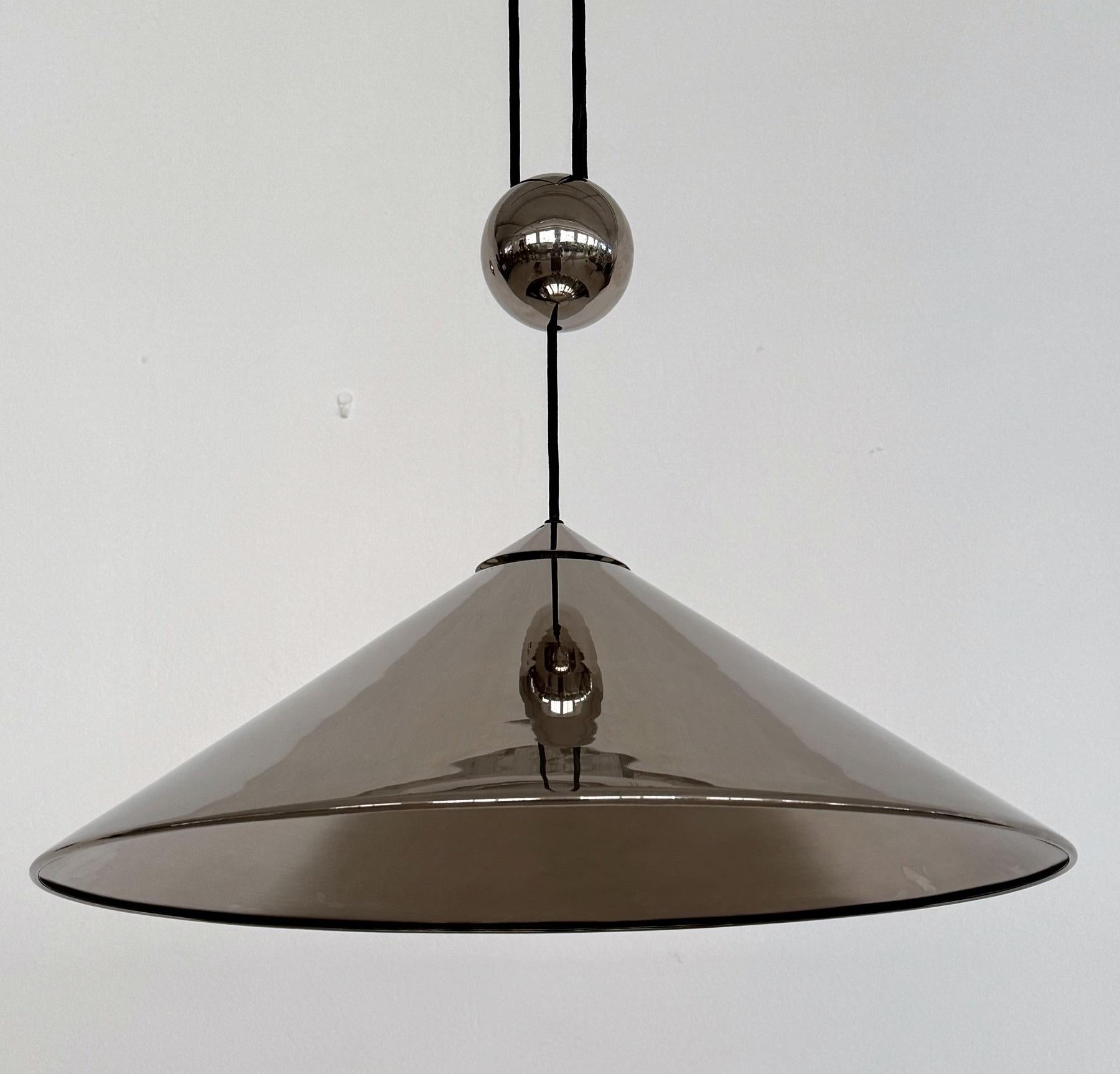 Florian Schulz Gran Lámpara Colgante Keos de Contrapeso de Níquel, 1970 en Bueno estado para la venta en Morazzone, Varese