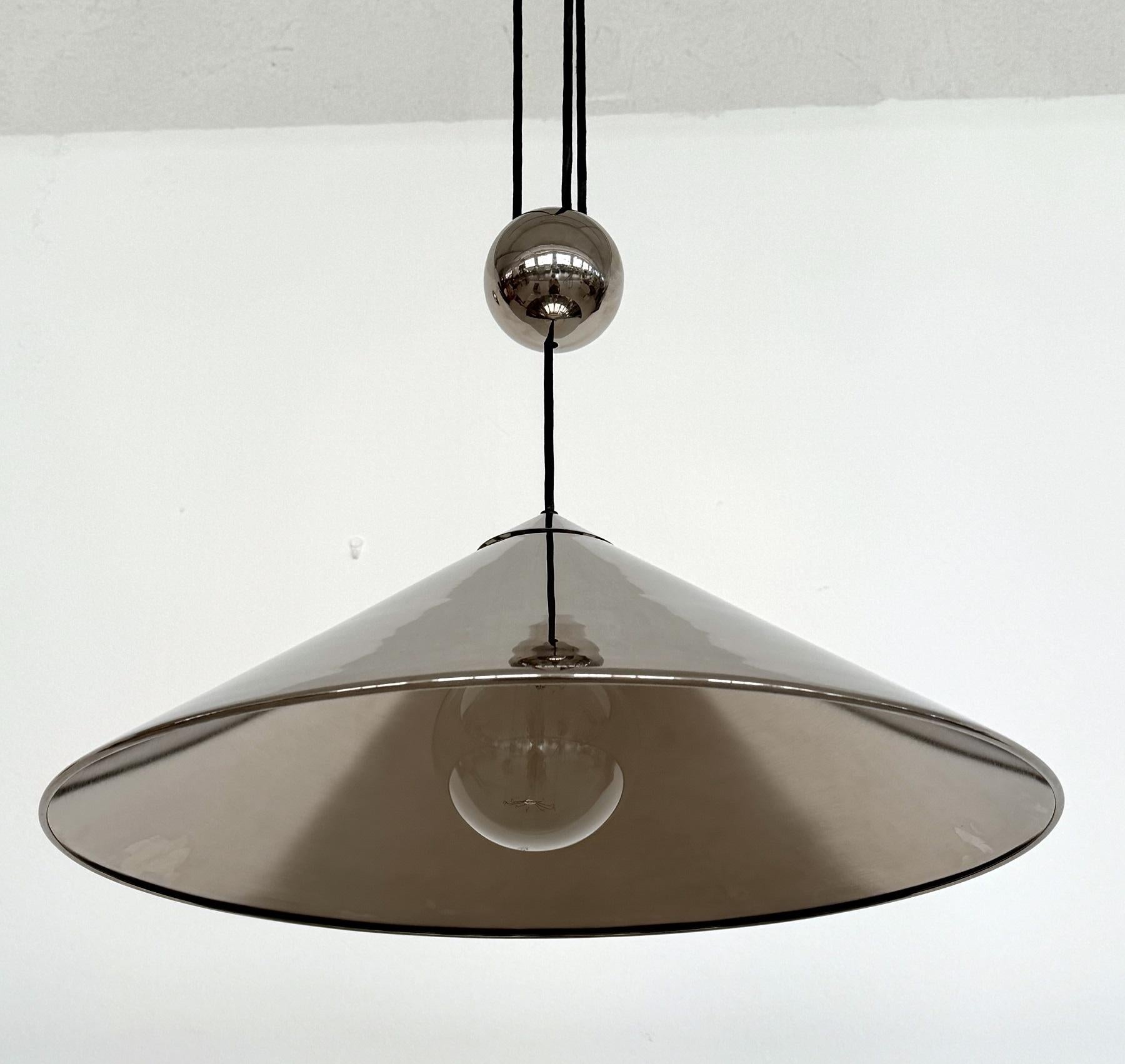Florian Schulz Gran Lámpara Colgante Keos de Contrapeso de Níquel, 1970 en venta 2