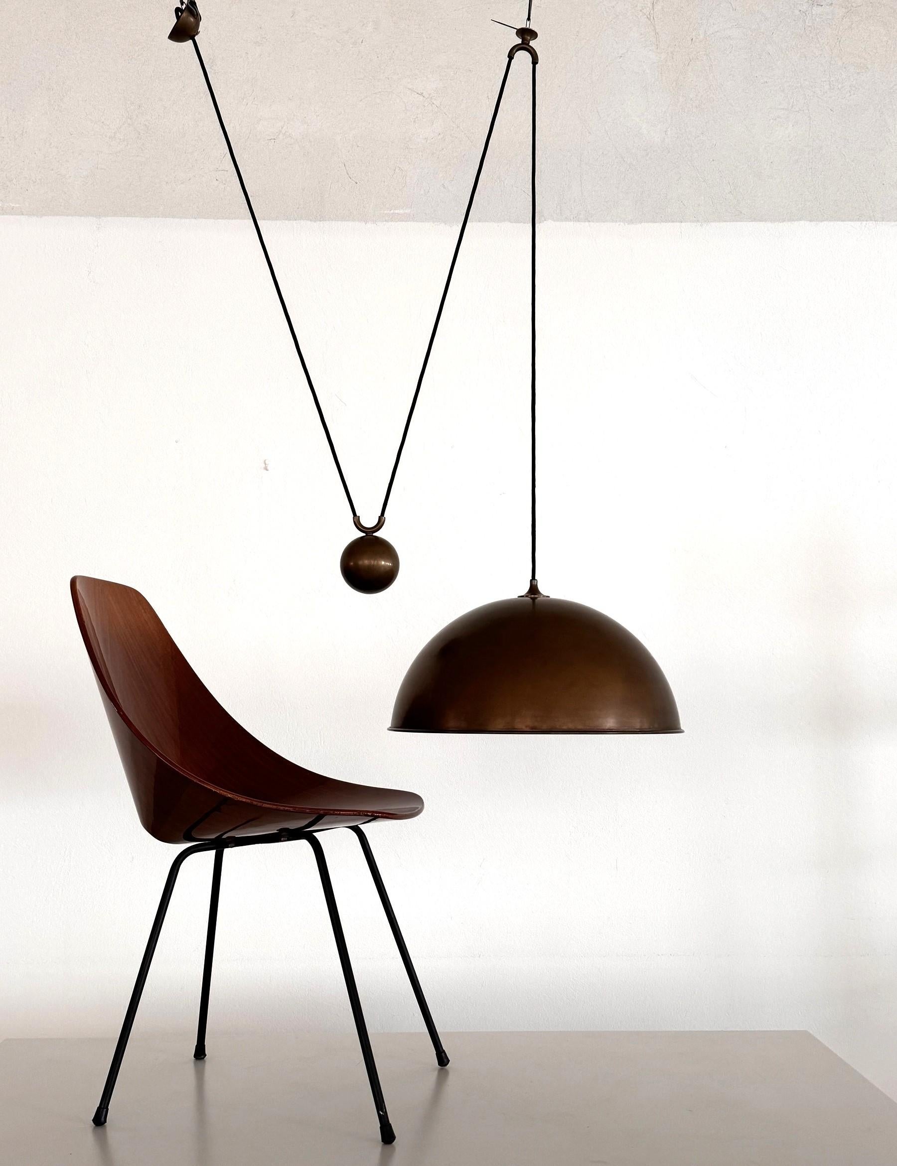 Bellissima lampada a sospensione originale d'epoca in ottone patinato con pesante contrappeso laterale per regolare l'altezza.
Modello Duos di grande diametro con rullo in ottone per regolare l'altezza.
Realizzato in Germania da Florian Schulz,