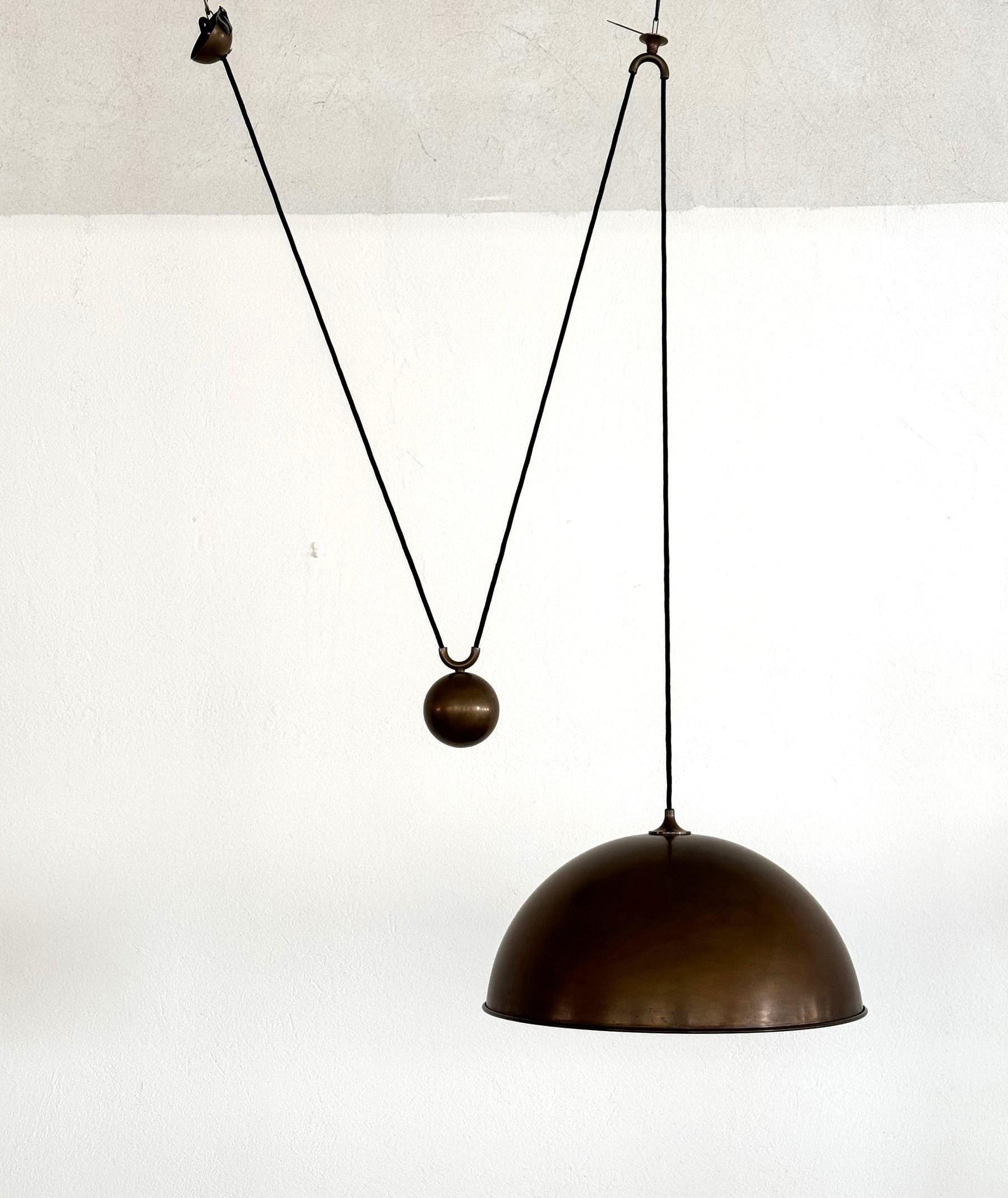Mid-Century moderno Florian Schulz Grande lampada a sospensione a contrappeso in ottone vintage, anni '70 in vendita