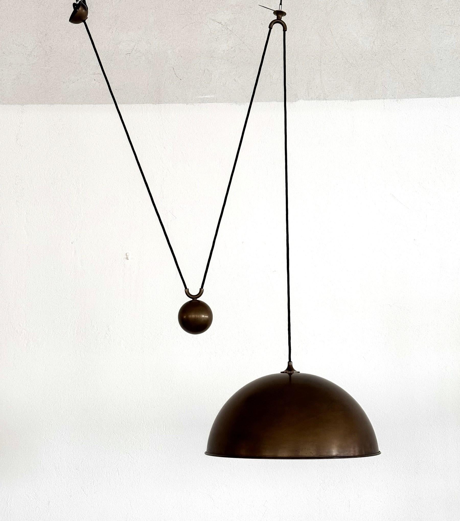 Tedesco Florian Schulz Grande lampada a sospensione a contrappeso in ottone vintage, anni '70 in vendita