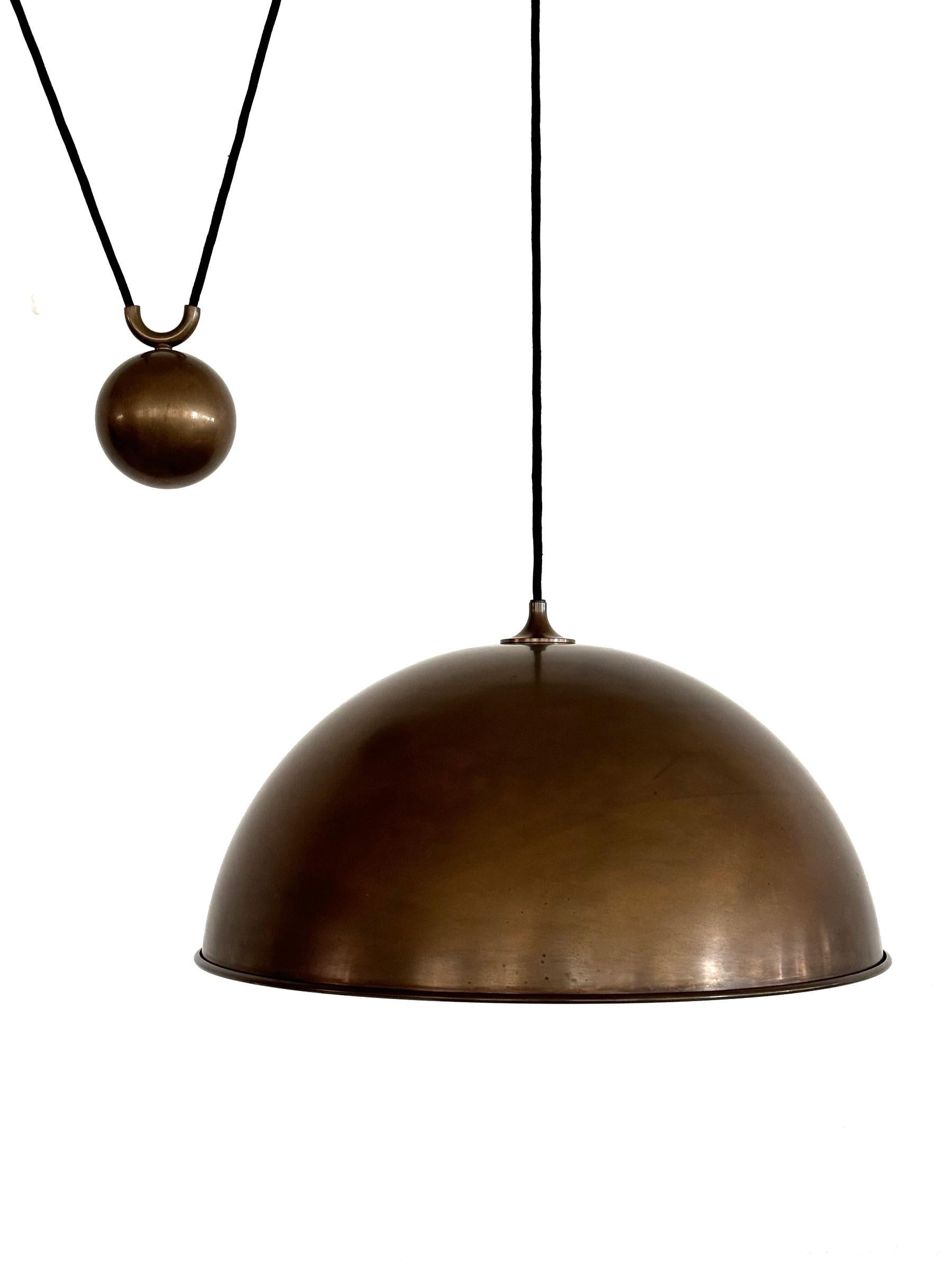 Fatto a mano Florian Schulz Grande lampada a sospensione a contrappeso in ottone vintage, anni '70 in vendita