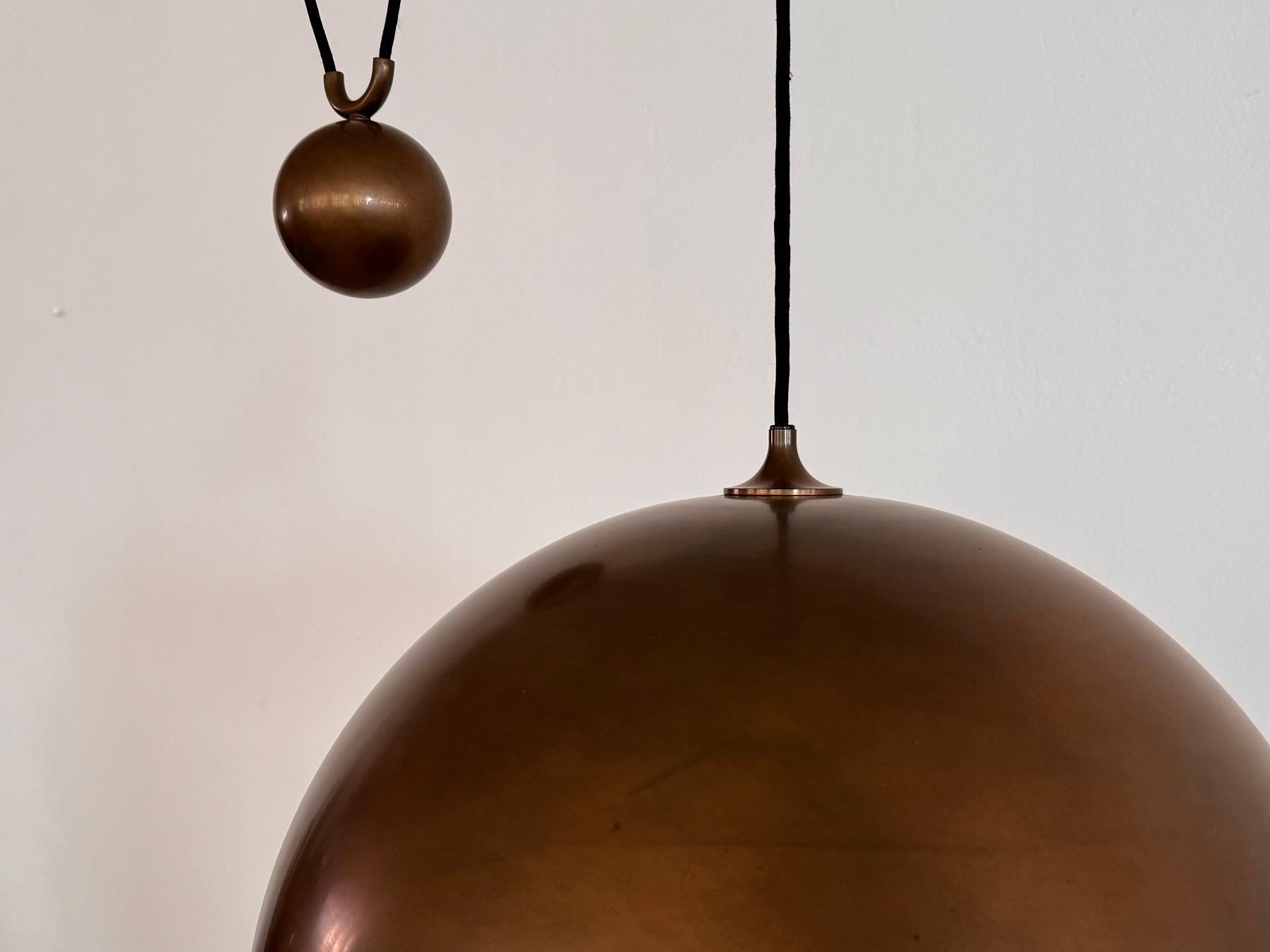 Florian Schulz Grande lampada a sospensione a contrappeso in ottone vintage, anni '70 in vendita 1