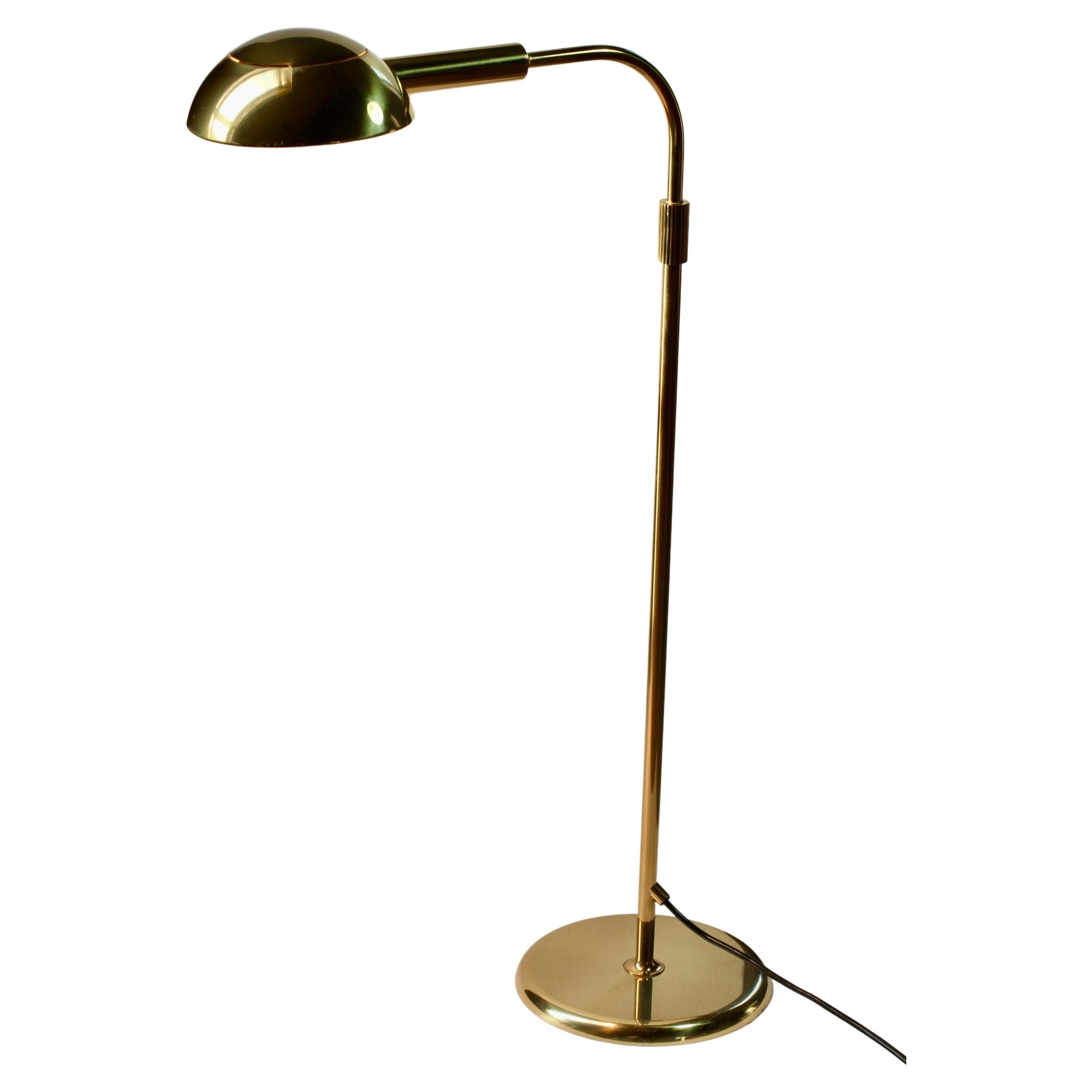 Florian Schulz Lámpara de pie regulable de latón modernista vintage de mediados de siglo de los años 70 Pulido en venta