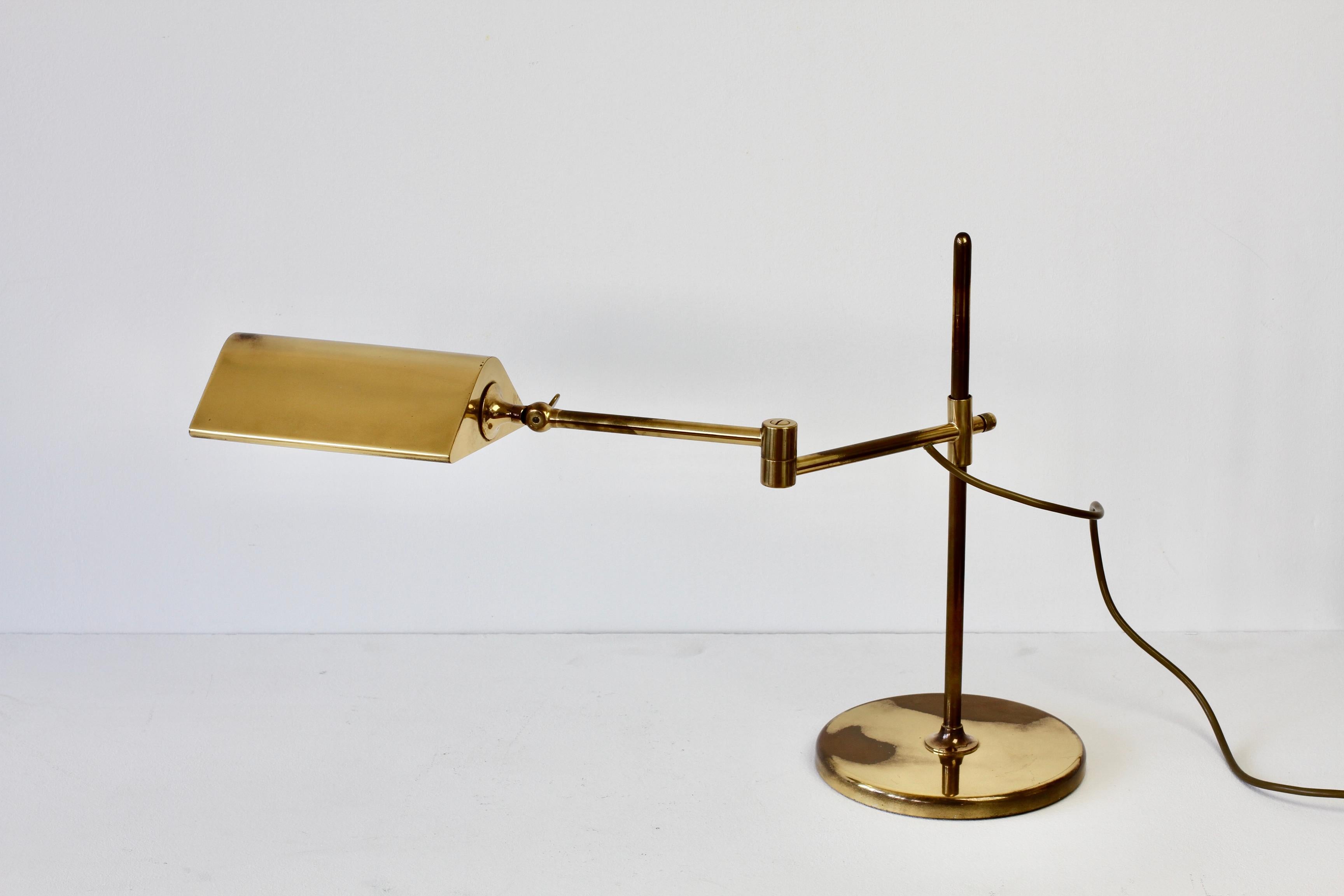 Florian Schulz lampe de bureau réglable en laiton moderniste vintage du milieu du siècle dernier, circa 1970 en vente 5