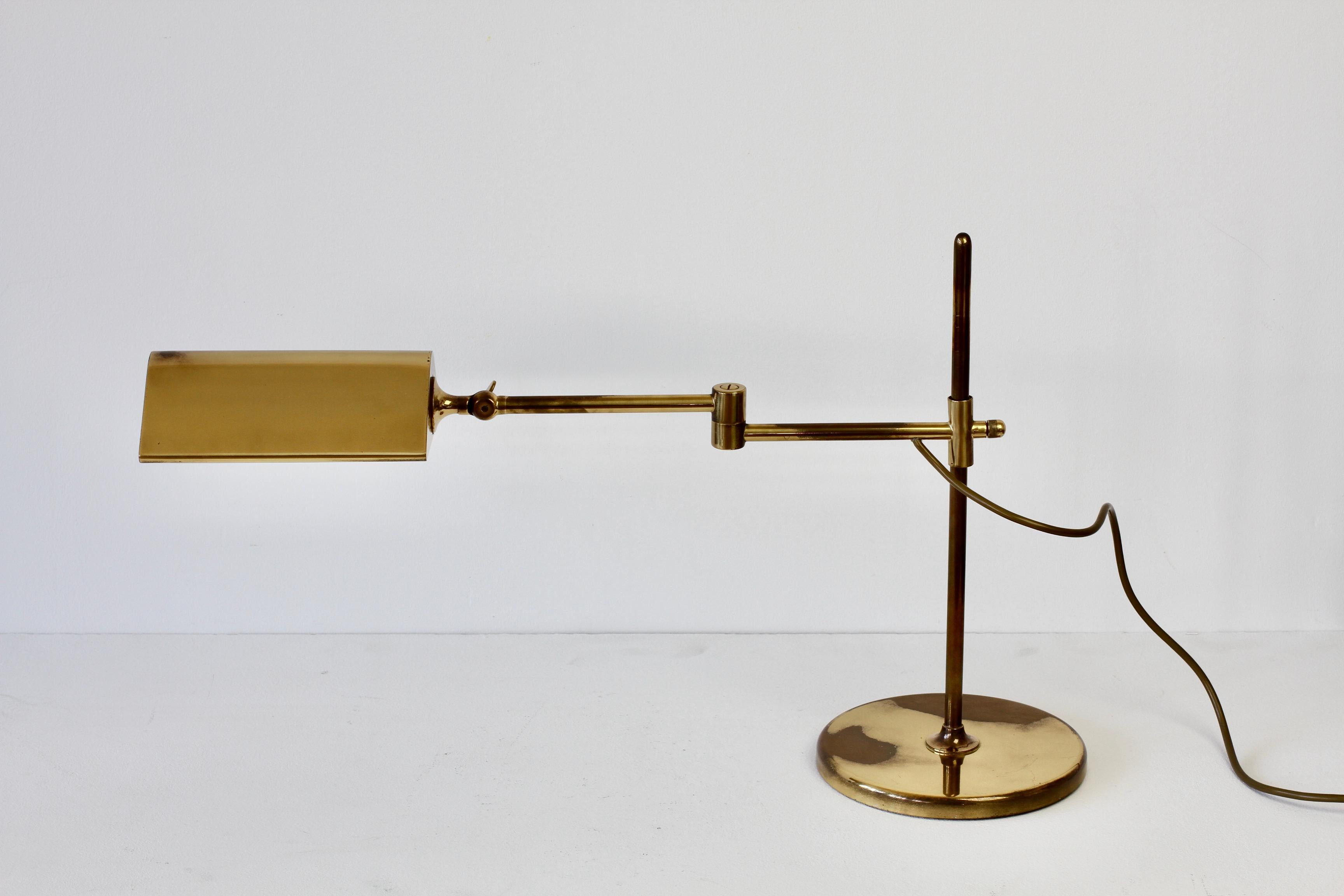 Florian Schulz lampe de bureau réglable en laiton moderniste vintage du milieu du siècle dernier, circa 1970 en vente 6