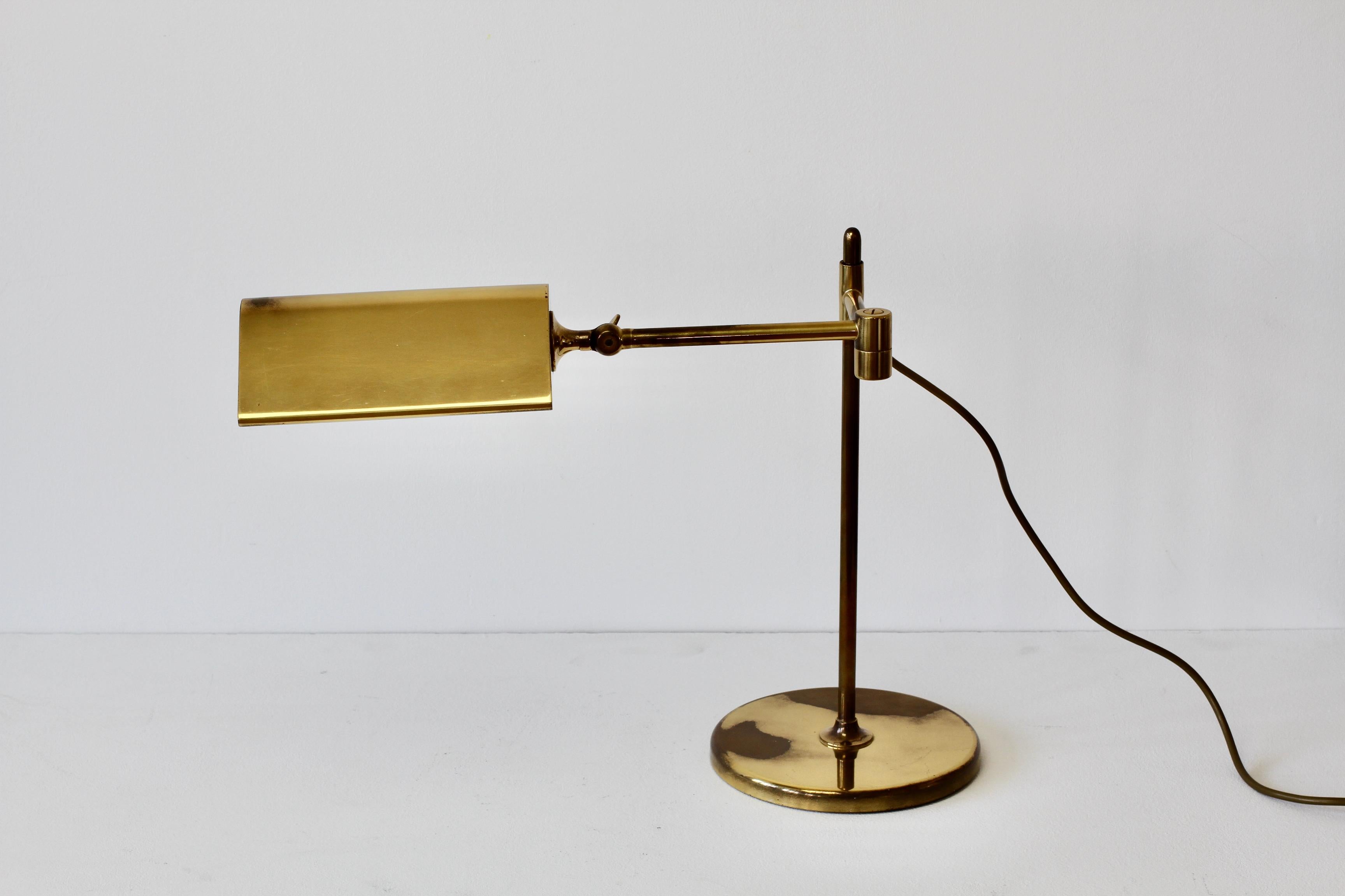 Mid-Century Modern Florian Schulz lampe de bureau réglable en laiton moderniste vintage du milieu du siècle dernier, circa 1970 en vente