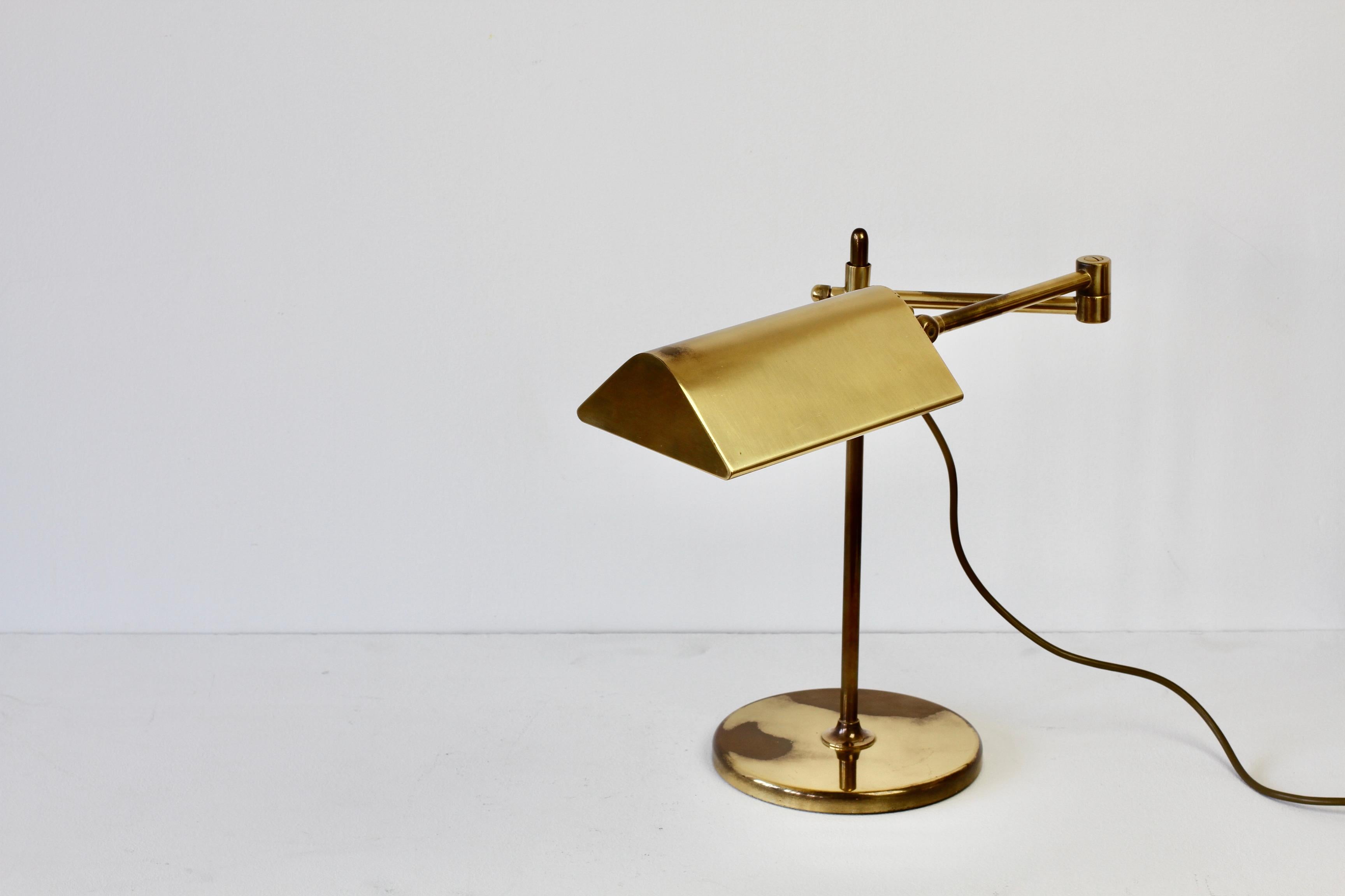 Allemand Florian Schulz lampe de bureau réglable en laiton moderniste vintage du milieu du siècle dernier, circa 1970 en vente