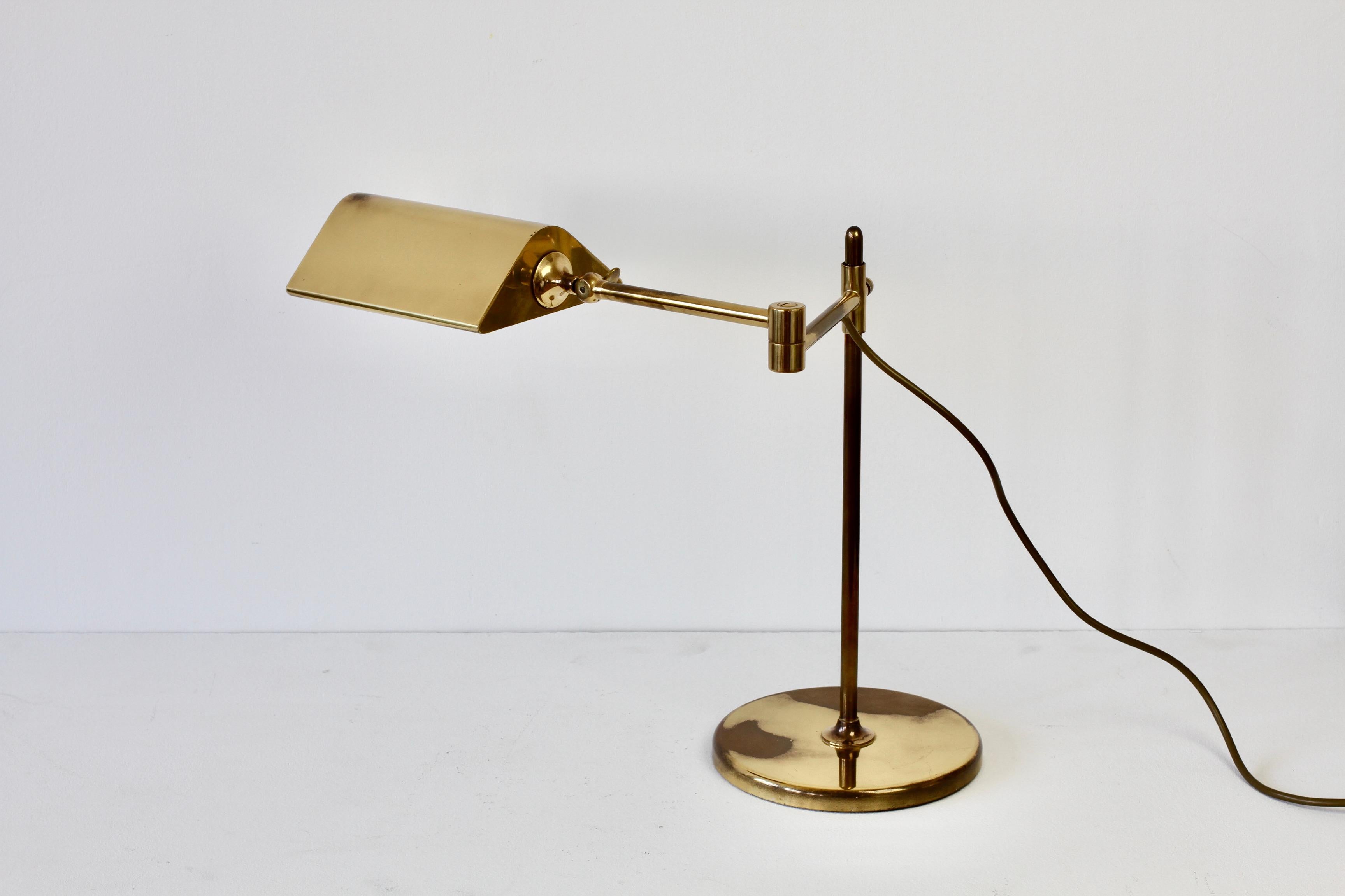 Laqué Florian Schulz lampe de bureau réglable en laiton moderniste vintage du milieu du siècle dernier, circa 1970 en vente