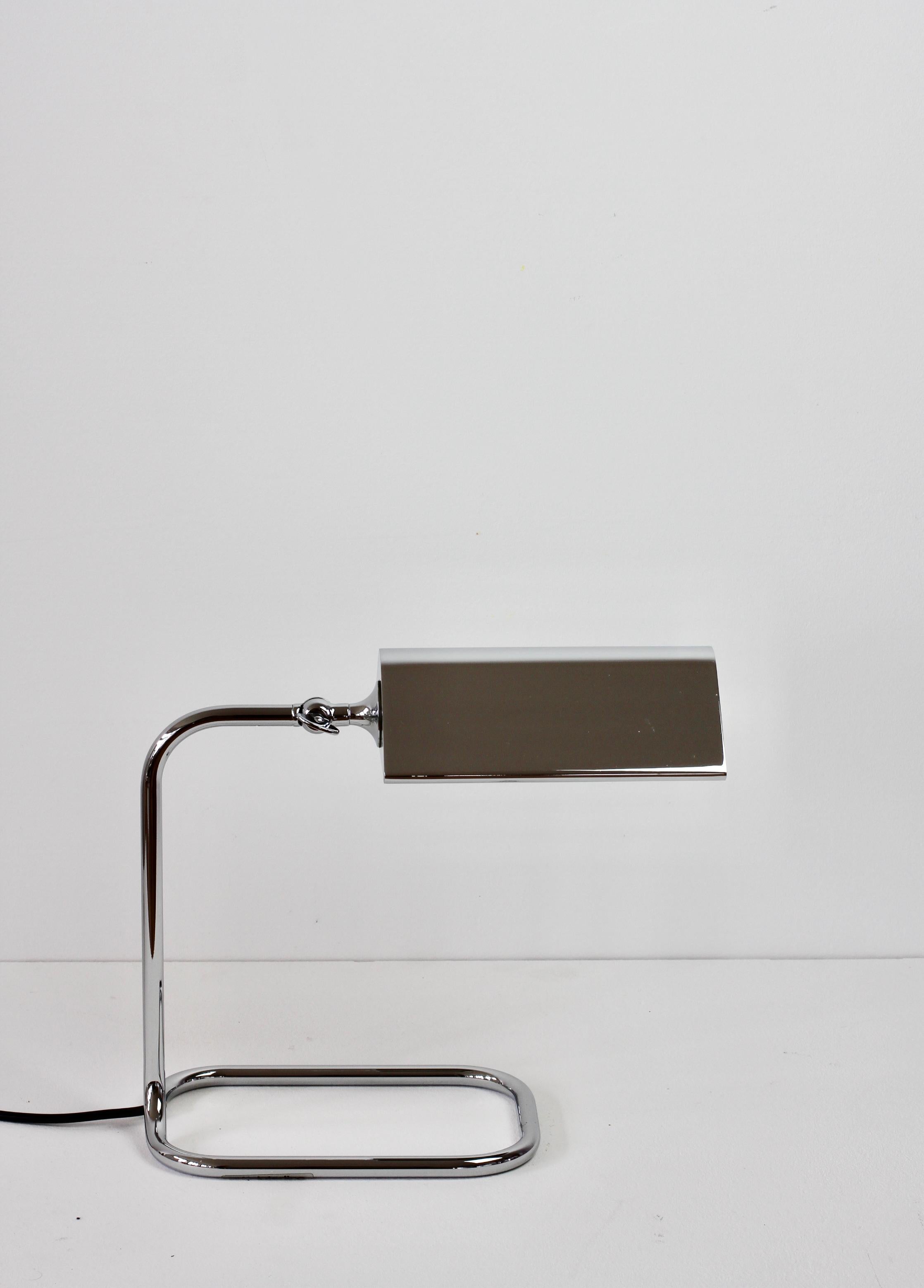 Florian Schulz Mid-Century Vintage Modernist Chrome 1990s Adjustable Table Lamp In Good Condition For Sale In Landau an der Isar, Bayern