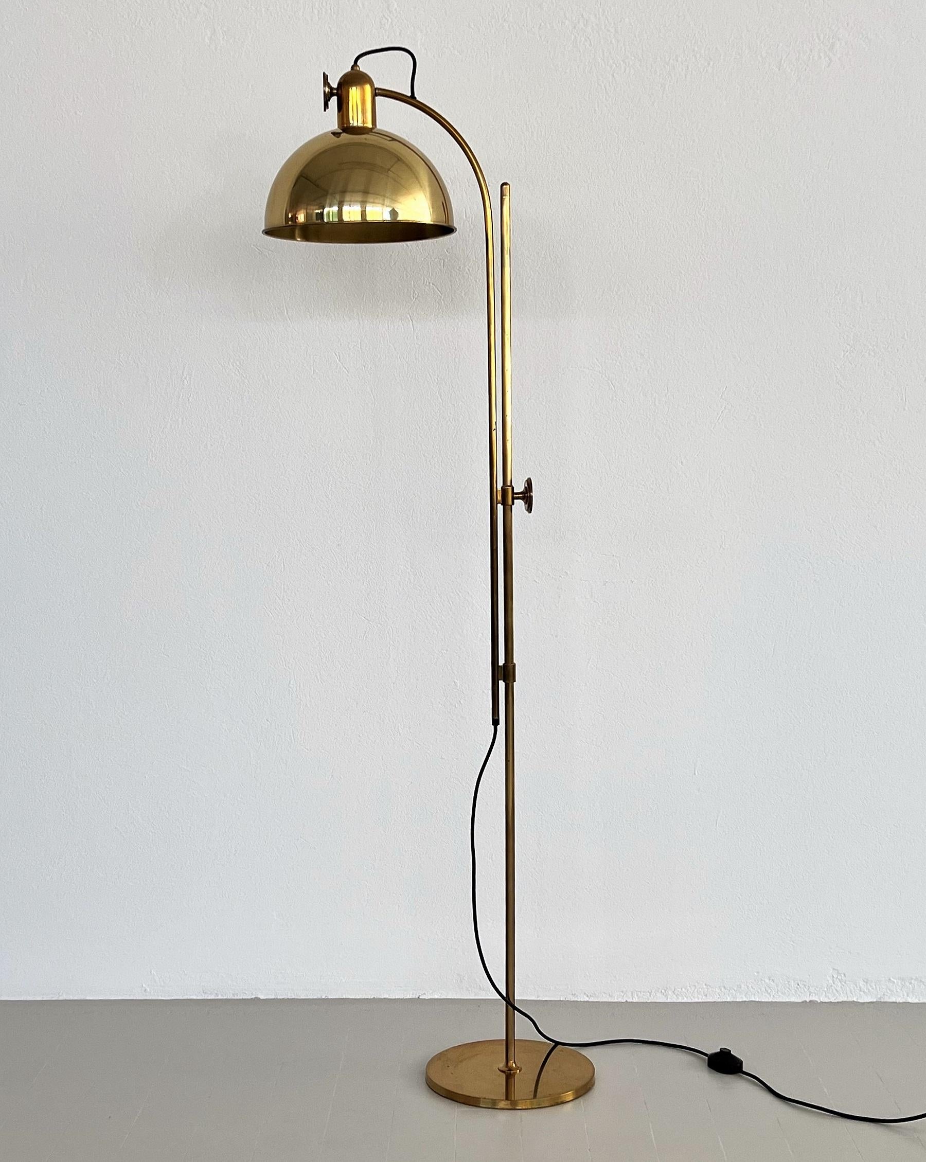 Beautiful and very rare floor lamp by Florian Schulz manufactured during the 1970s.
German Quality.
The floor lamp is made of solid brass and height adjustable.
With the large round brass knob, which is rotatable, you can adjust the brass rod with