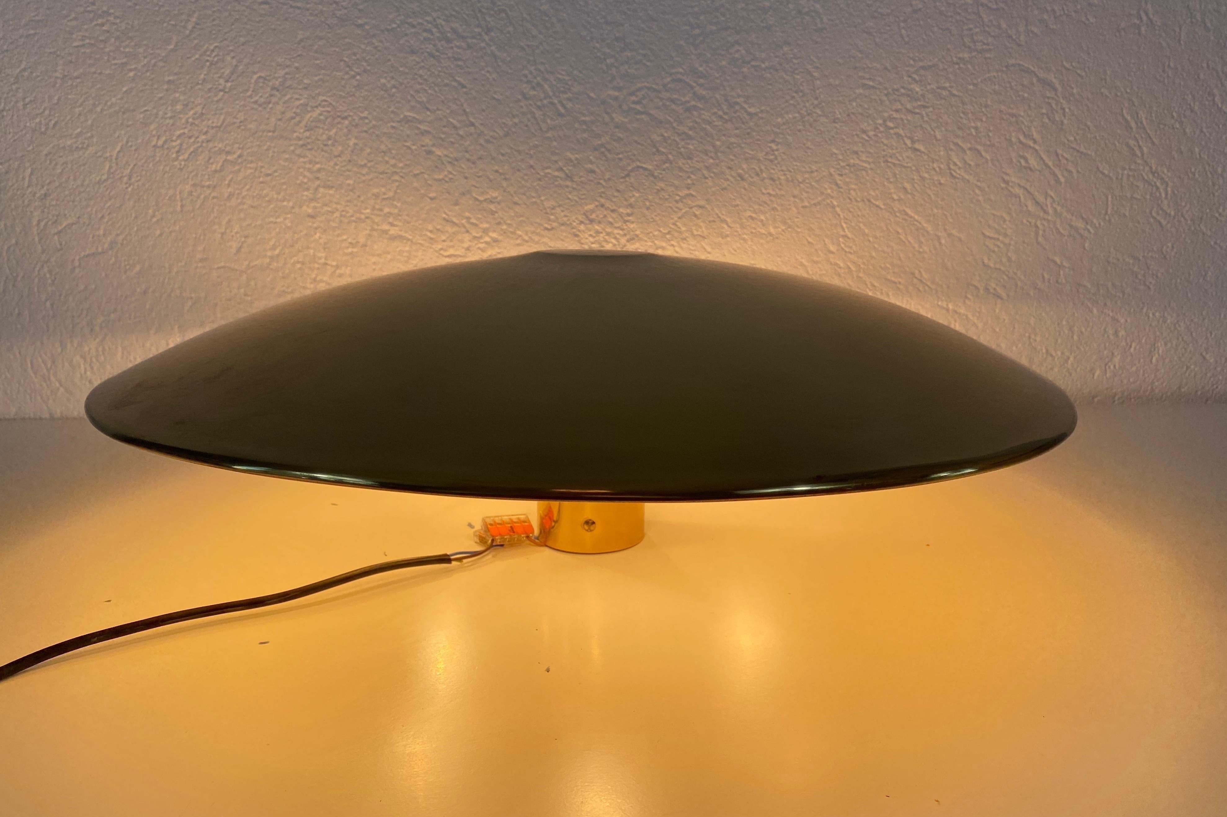 A midcentury flush mount by Florian Schulz made in Germany in the 1960s. It is fascinating with its round gilt brass shade. 

Measurements:

Height 20 cm

Diameter 58 cm

The light requires five E27 light bulbs. Good vintage
