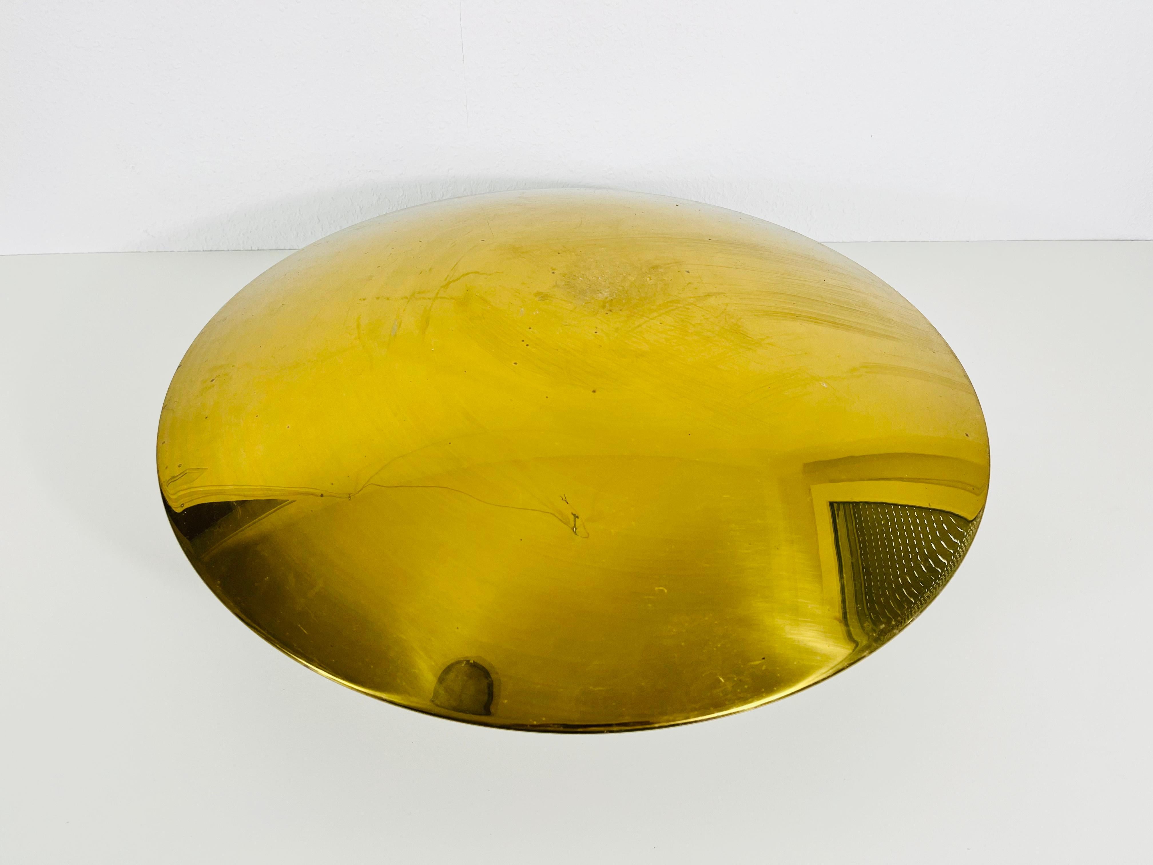 A midcentury flush mount by Florian Schulz made in Germany in the 1960s. It is fascinating with its round gilt brass shade. 

Measurements:

Height 20 cm

Diameter 54 cm

The light requires five E27 light bulbs. Good vintage condition. Works