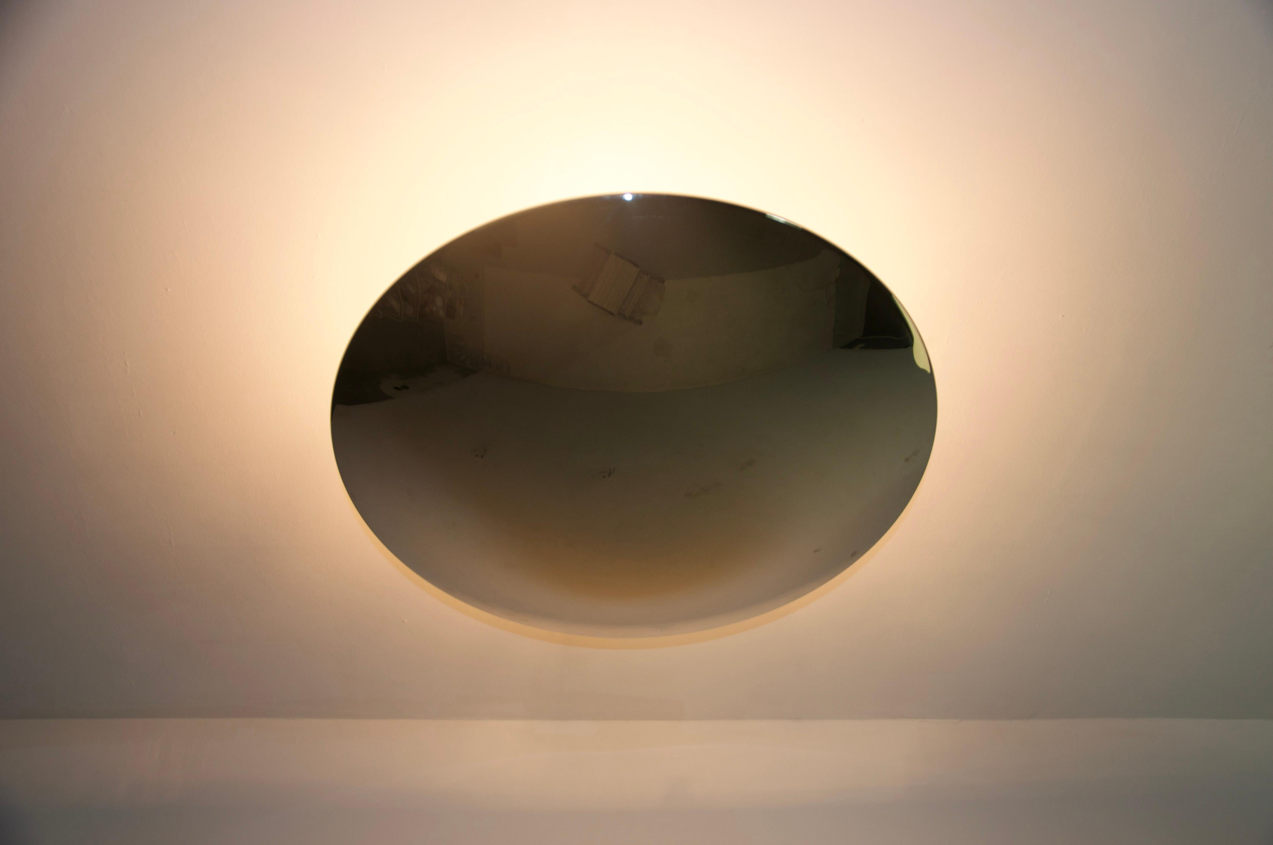 Esta llamativa lámpara de techo es una Florian Schulz Midcentury Chrome Flush Mount vintage de la década de 1960, que muestra la elegancia atemporal y la artesanía del diseño alemán. La lámpara presenta una forma elegante y minimalista con un cuerpo