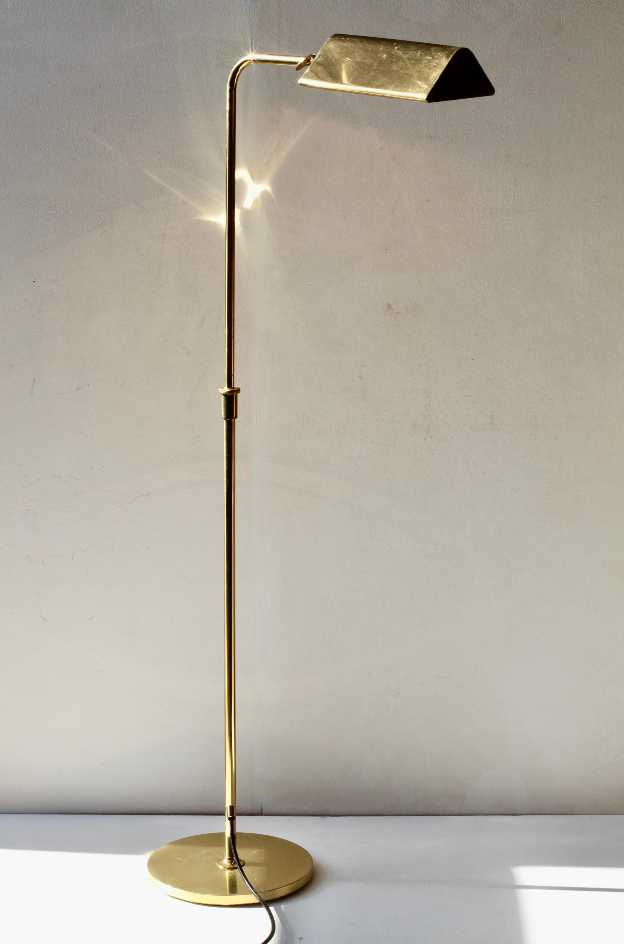 Lampe de lecture ou lampadaire ajustable en laiton, de fabrication allemande, datant du milieu du siècle dernier et conçue par Florian Schulz, vers la fin des années 1970 - début des années 1980. En laiton laqué poli (patiné par l'âge) et réglable