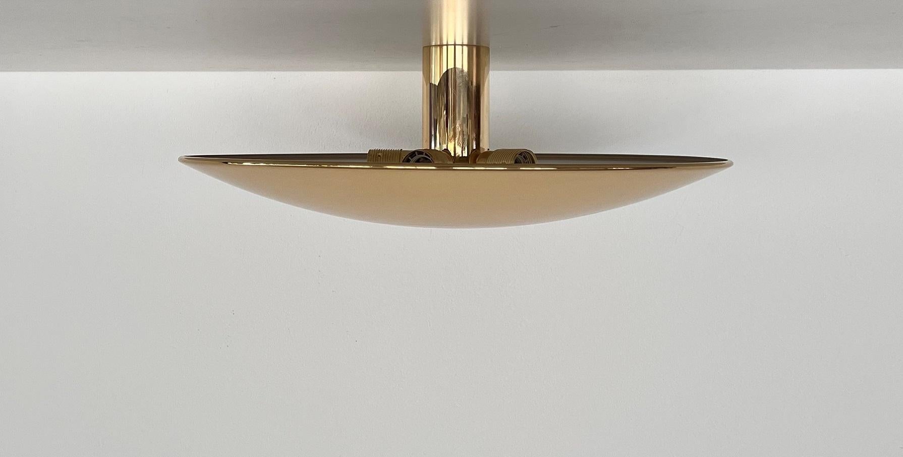 Florian Schulz Modernist large Flush Mount Light in polished Brass, 1970s In Good Condition In Morazzone, Varese