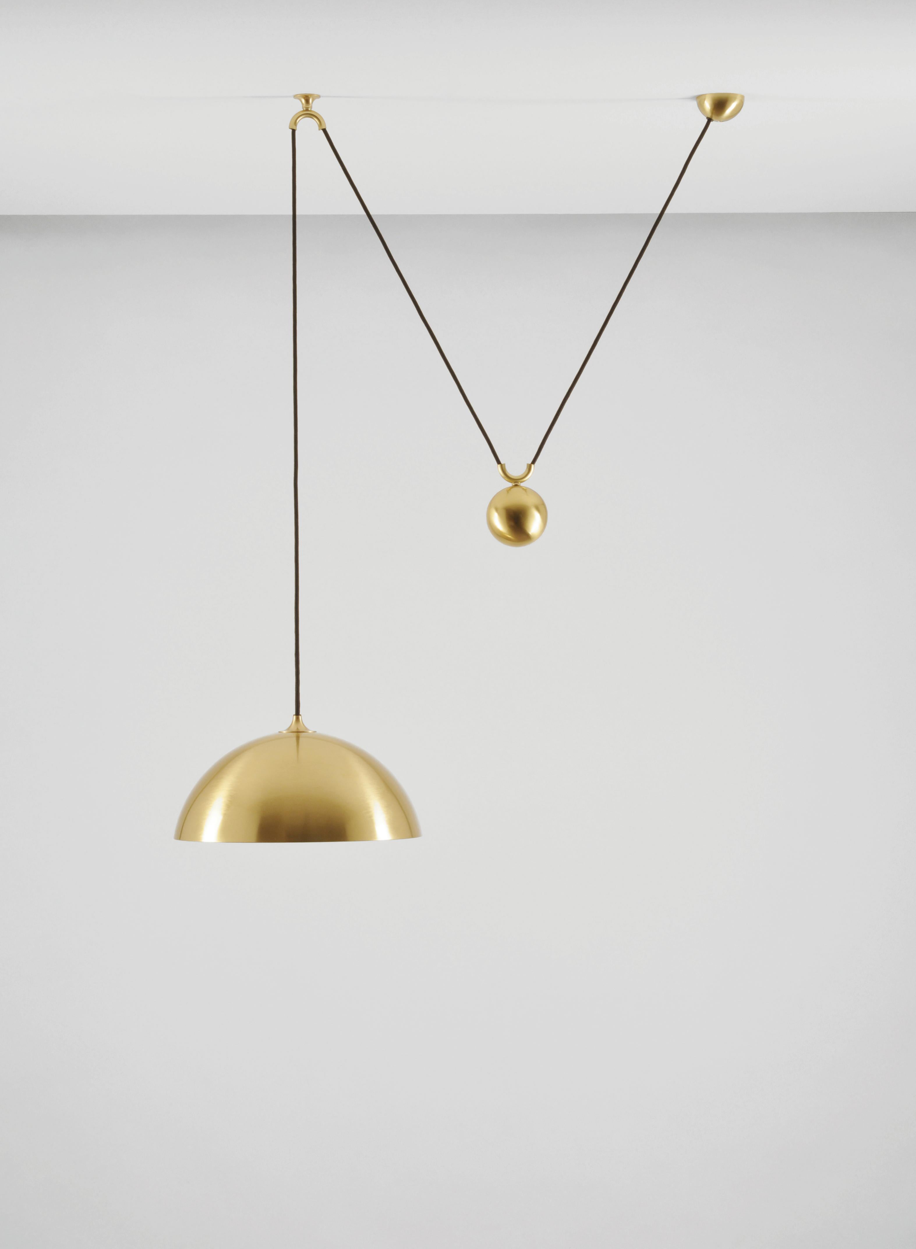 Allemand Florian Schulz New Mid-Century Modern Brushed Brass Adjustable Pendant Light (lampe à suspension réglable en laiton brossé) en vente