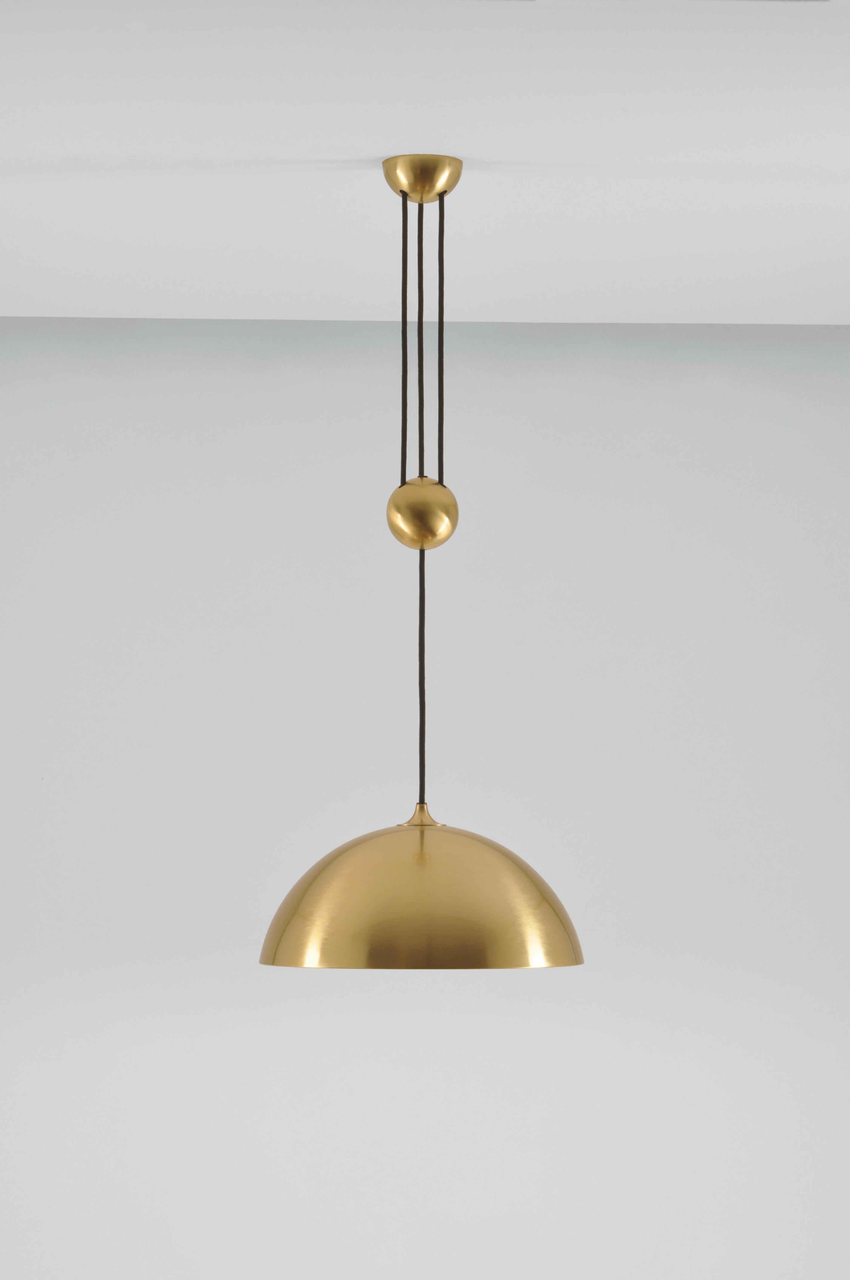 Plaqué Florian Schulz New Mid-Century Modern Brushed Brass Adjustable Pendant Light (lampe à suspension réglable en laiton brossé) en vente