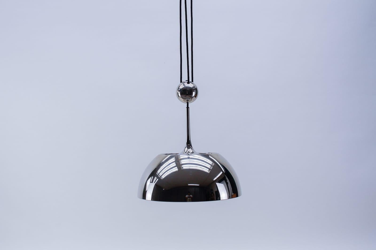 Mid-Century moderno Florian Schulz Lampada a sospensione nichelata con contrappeso, Germania, anni '70 in vendita
