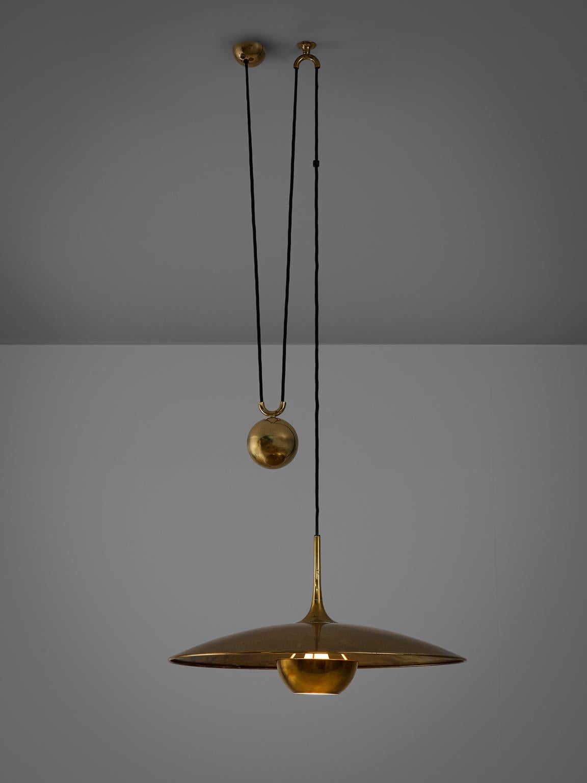 Florian Schulz, 'Onos 55' pendant lamp, brass, Germany, 1970s.

Stunning Florian Schulz Onos 55 pendant lamp executed in brass with counterweight. This piece is equipped with a lampshade. This shade is 40 cm in diameter. The counterweight allows