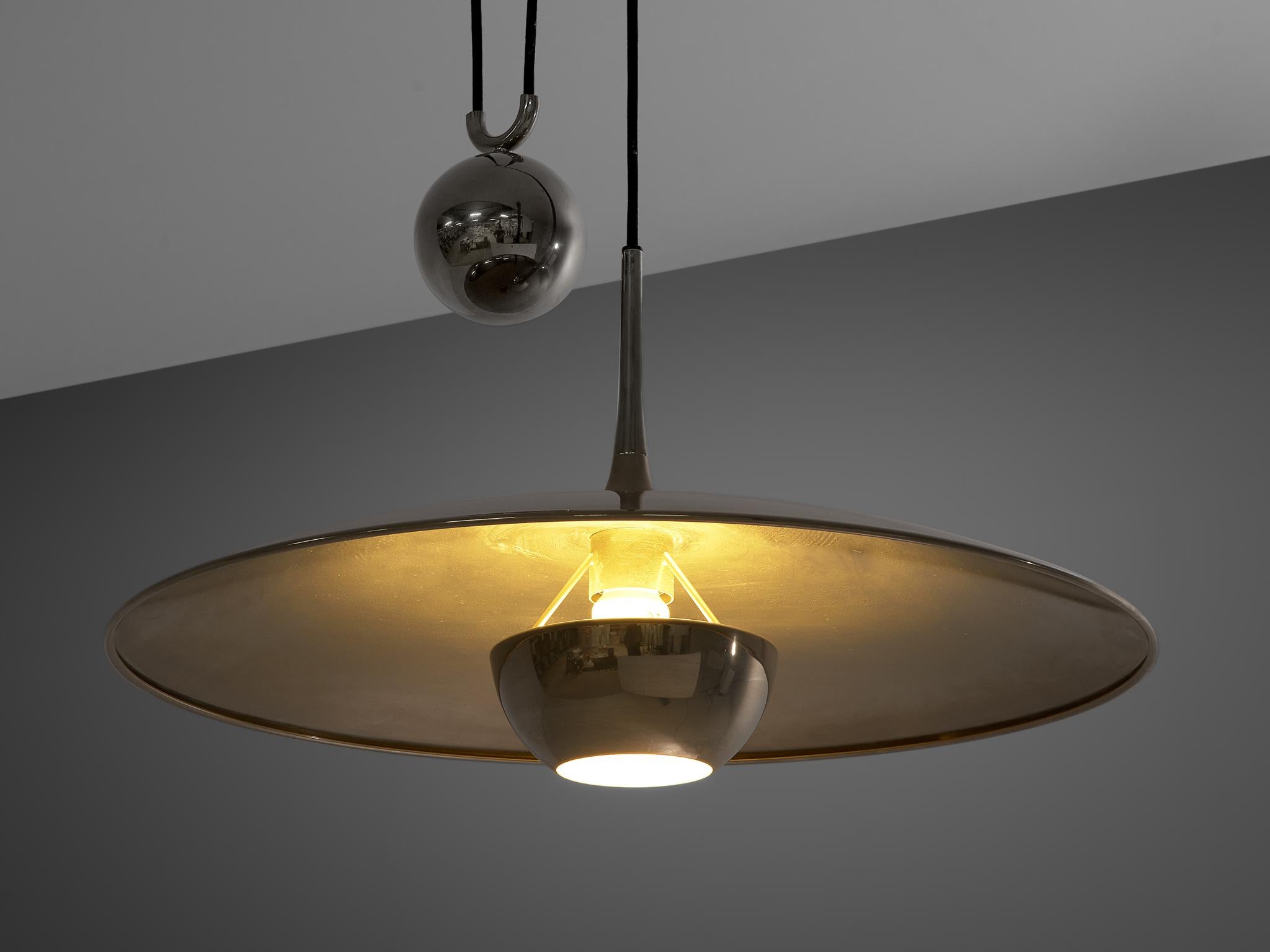 Florian Schulz, 'Onos 55' pendant lamp, metal, Germany, 1970s.

Stunning Florian Schulz Onos 55 pendant lamp executed in chrome-plated metal with counterweight. This piece is equipped with a lampshade. This shade is 40 cm in diameter. The