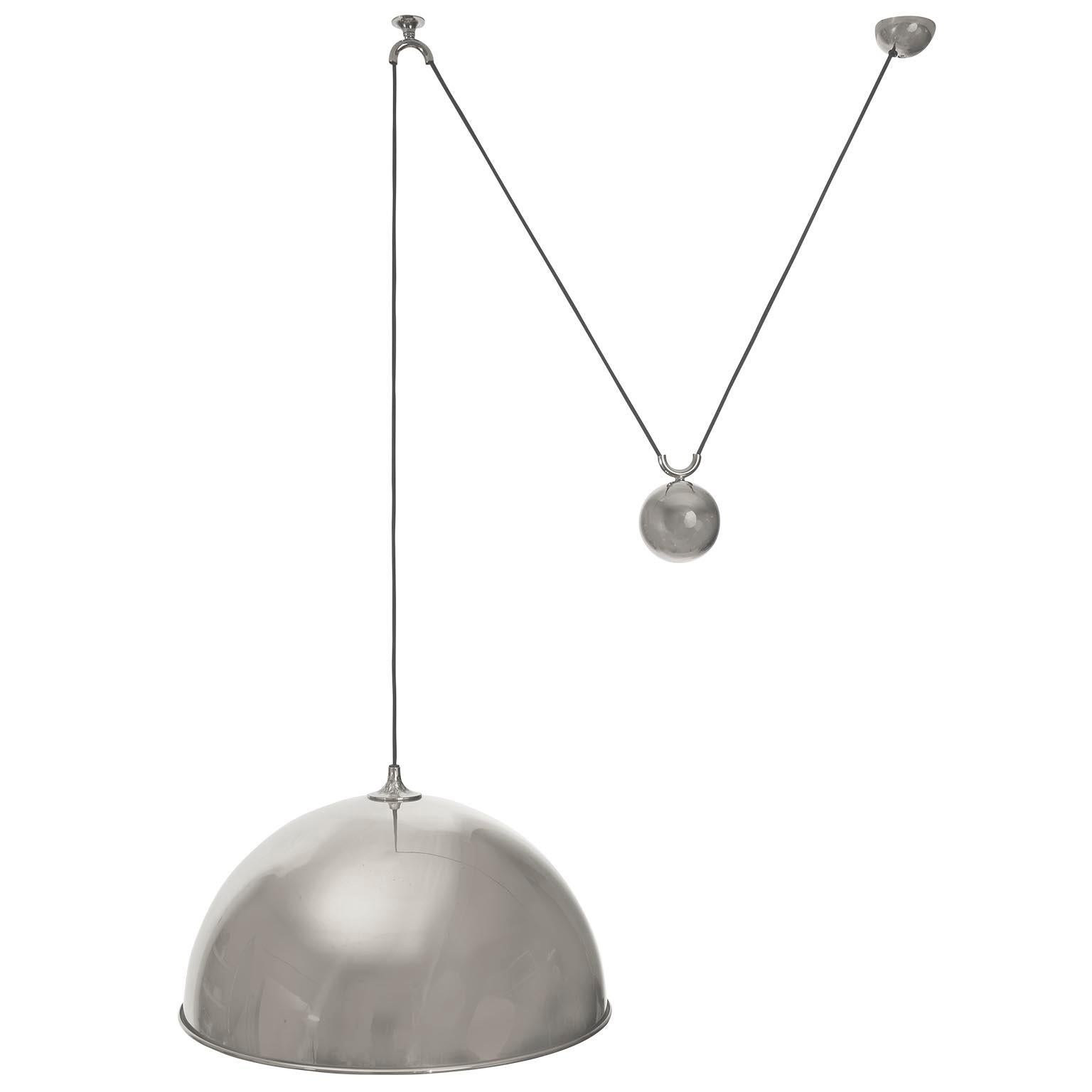 A height adjustable counter weight pendant lamp by Florian Schulz, Germany, manufactured in midcentury, circa 1970 (late 1960s-early 1970s).
The fixture is made of nickel plated solid brass. The naturally aged nickel has got patina and become matte