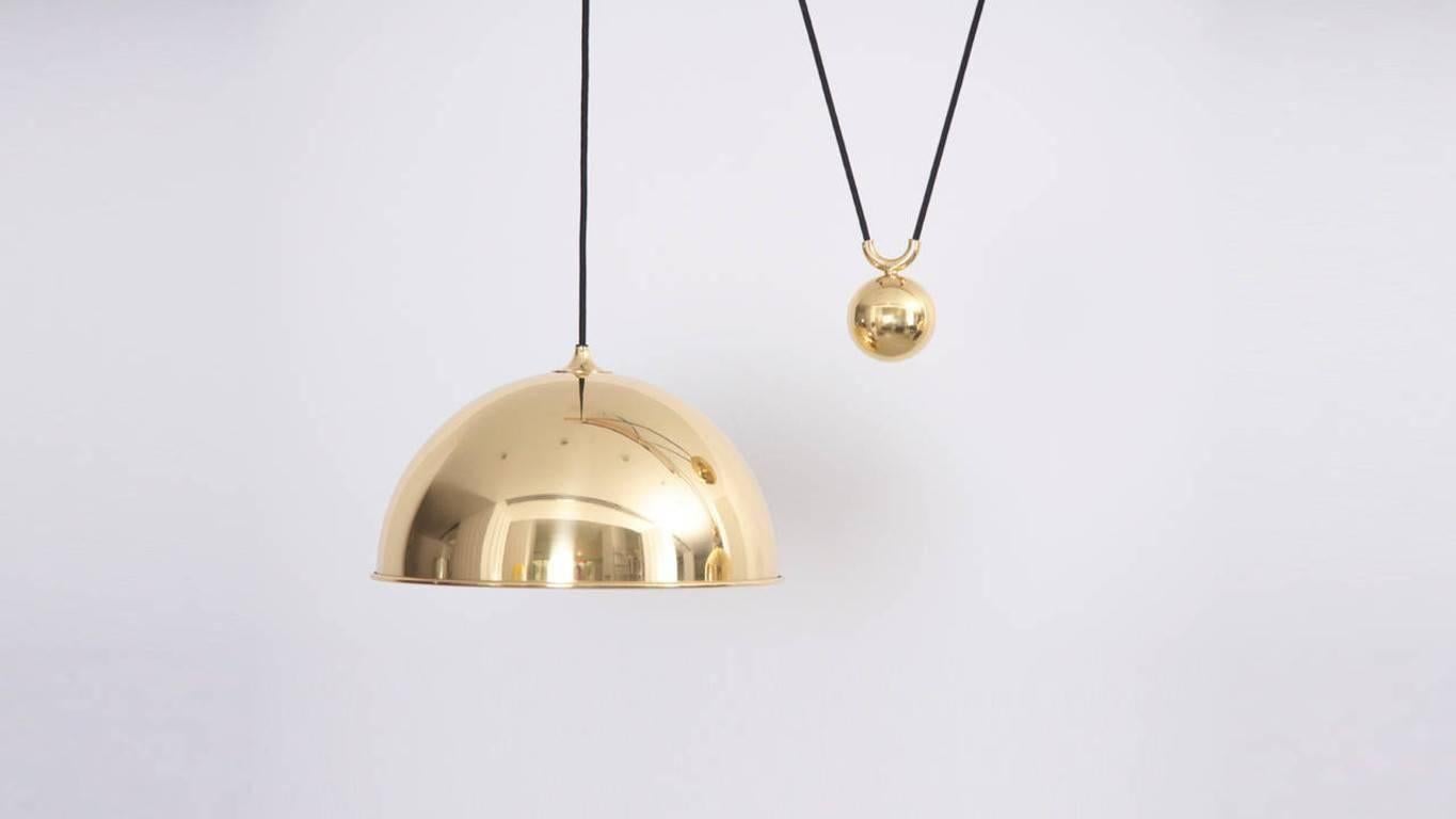 Beautiful brass counterweight pendant with very heavy pulley mechanism in excellent condition.
1 x E27 model a bulb.