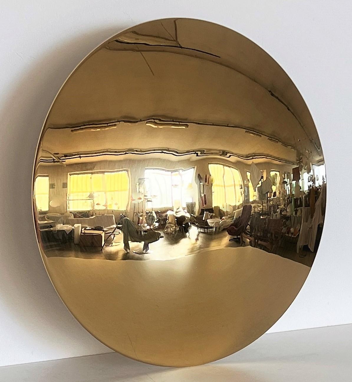 Magnifique version grand format d'une lampe à encastrer ou d'une applique murale en laiton poli brillant par Florian Schulz.
La grande plaque ronde en forme de dôme se visse sur l'unité murale ou de plafond, qui peut accueillir cinq ampoules
