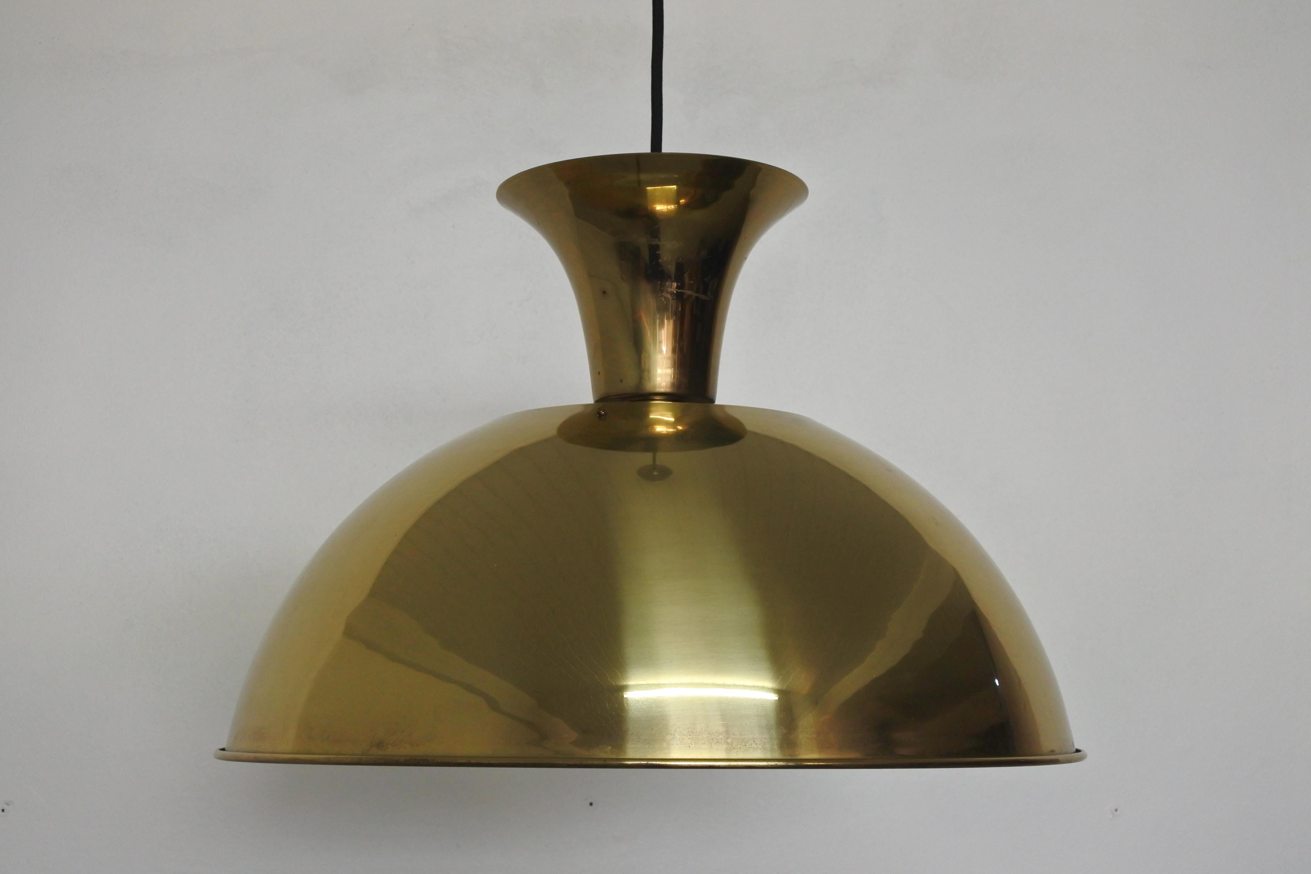 Pendant lamp model P 65 by German designer Florian Schulz.
Created in 1976.
Solid brass, with its original shiny finish on the outer parts and mat brass finish on inner parts.

Great patina.

1 x E27 socket.
Adjustable height. 
Just brass