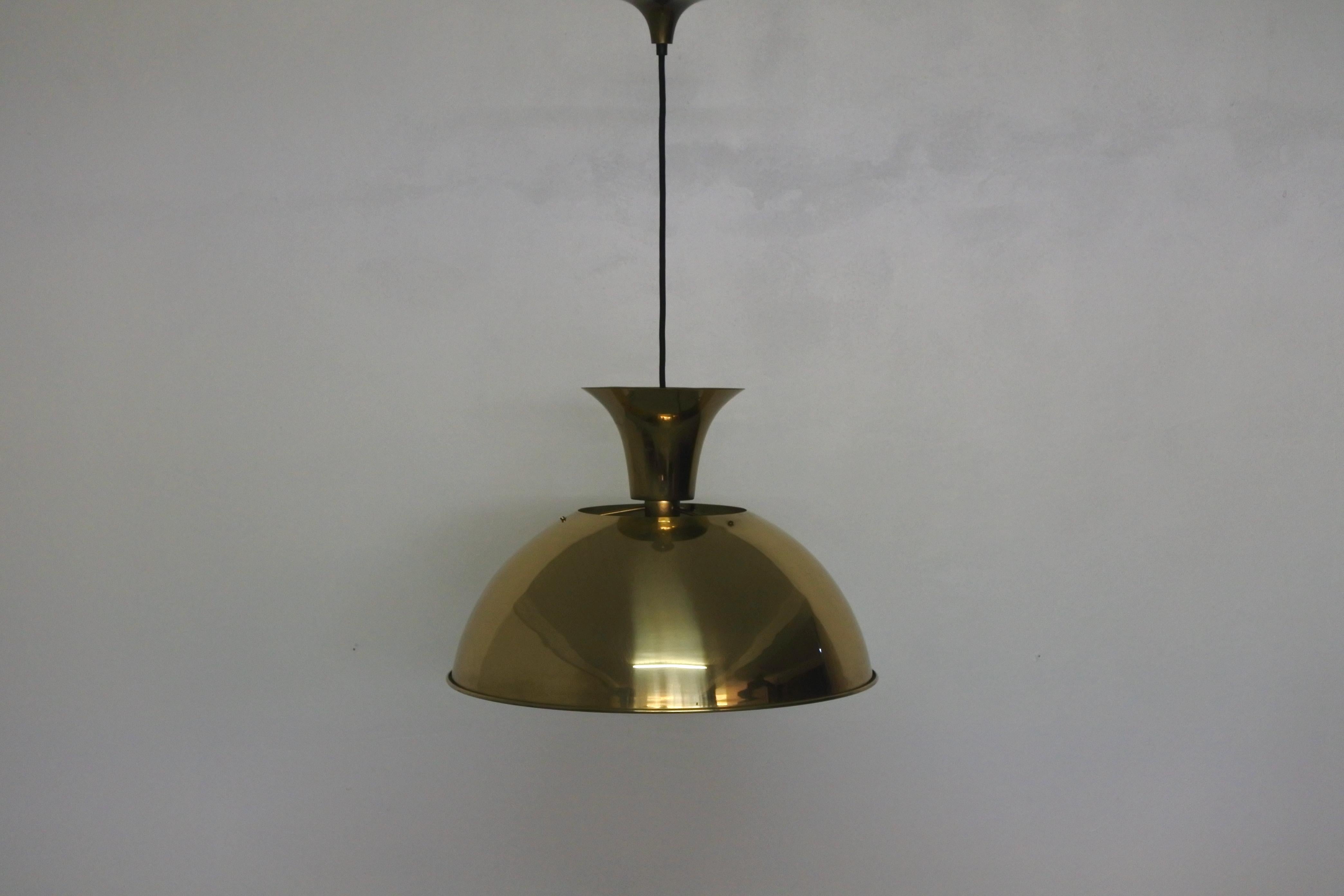 Tedesco Lampada a sospensione o lampadario in ottone massiccio di Florian Schulz, modello P65, Germania, 1976 in vendita