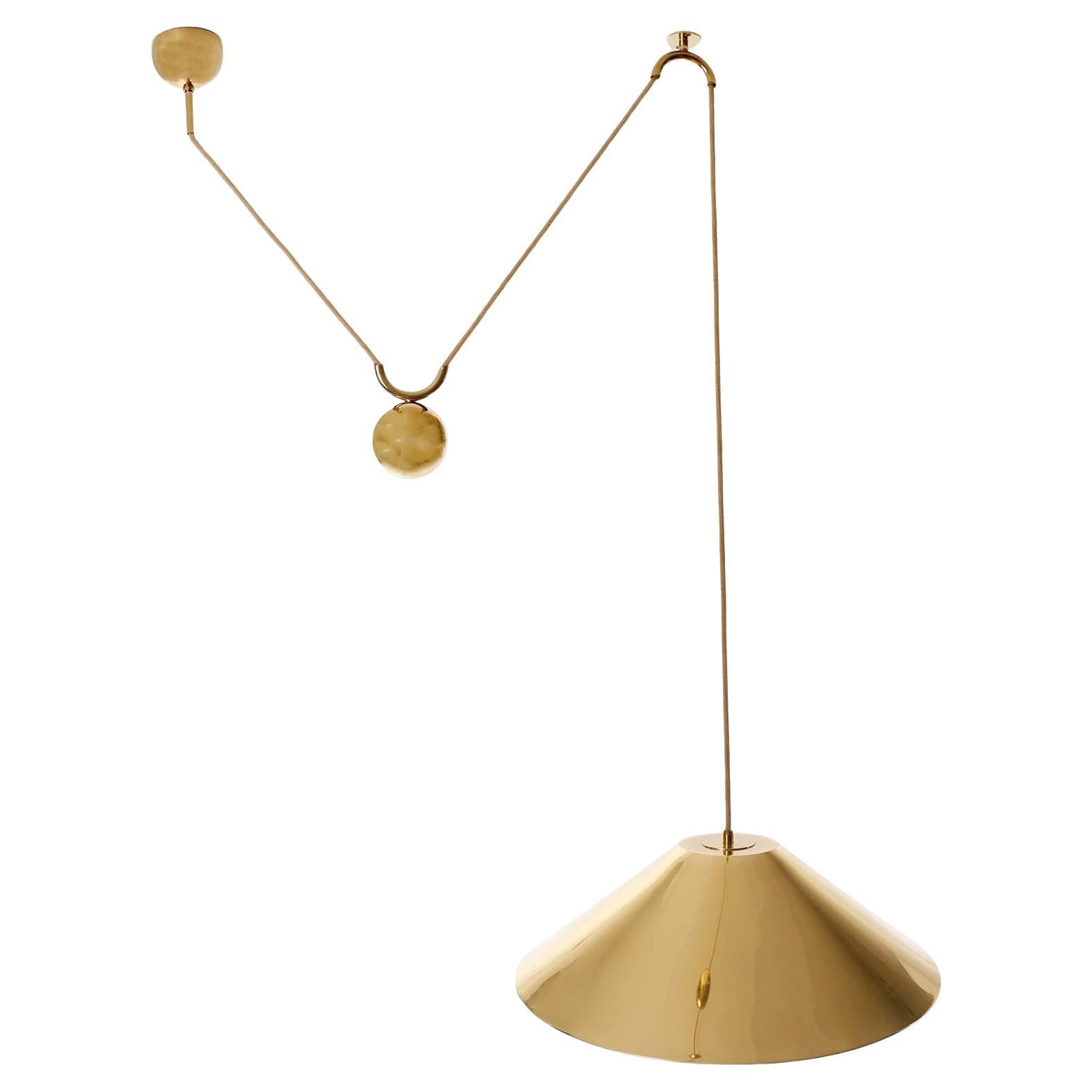 Lampe suspendue réglable en hauteur dans le style de Florian Schulz, fabriquée au milieu du siècle dernier, vers 1970 (fin des années 1960 ou début des années 1970).
Le luminaire est fabriqué en laiton massif poli qui présente une surface vieillie