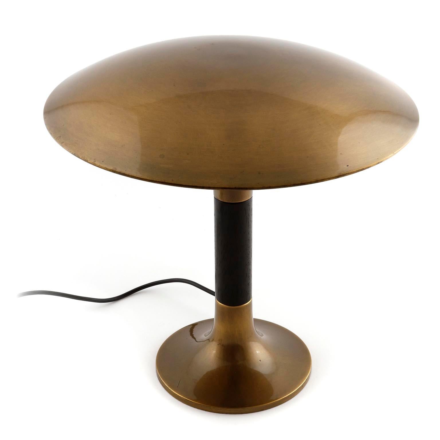 Florian Schulz Table Lamp Swivel Shade, Patinated Brass Ebonized Wood, 1970s In Excellent Condition In Hausmannstätten, AT