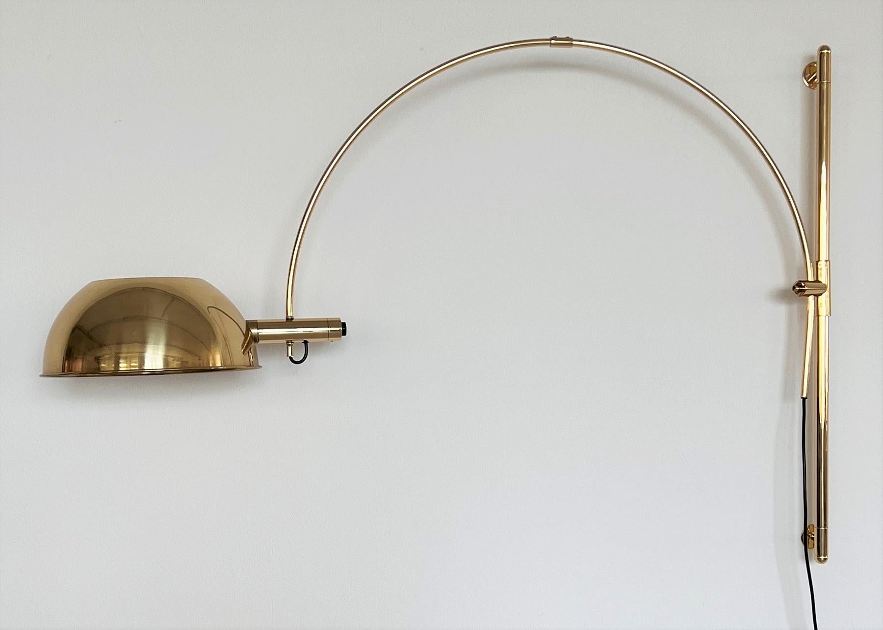 Very rare and elegant, early version of large adjustable arc wall light by Florian Schulz, made in Germany in the 1970s. Out of production for decades.
The construction is made of polished brass, equipped with a fabric cable with actual EU plug.