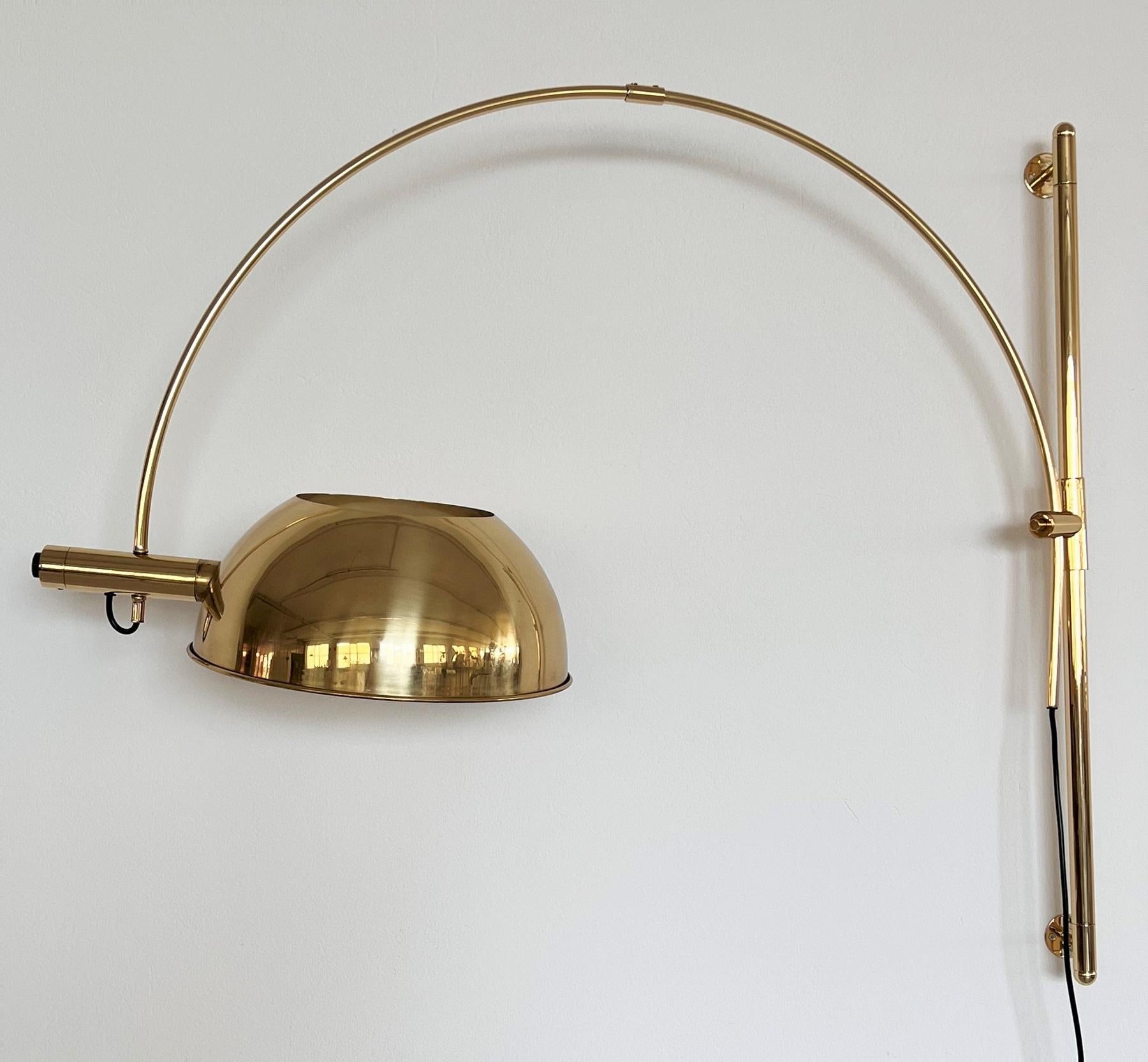 Florian Schulz Vintage Adjustable Wall Mounted Arc Lamp in Brass, 1970s In Good Condition In Morazzone, Varese