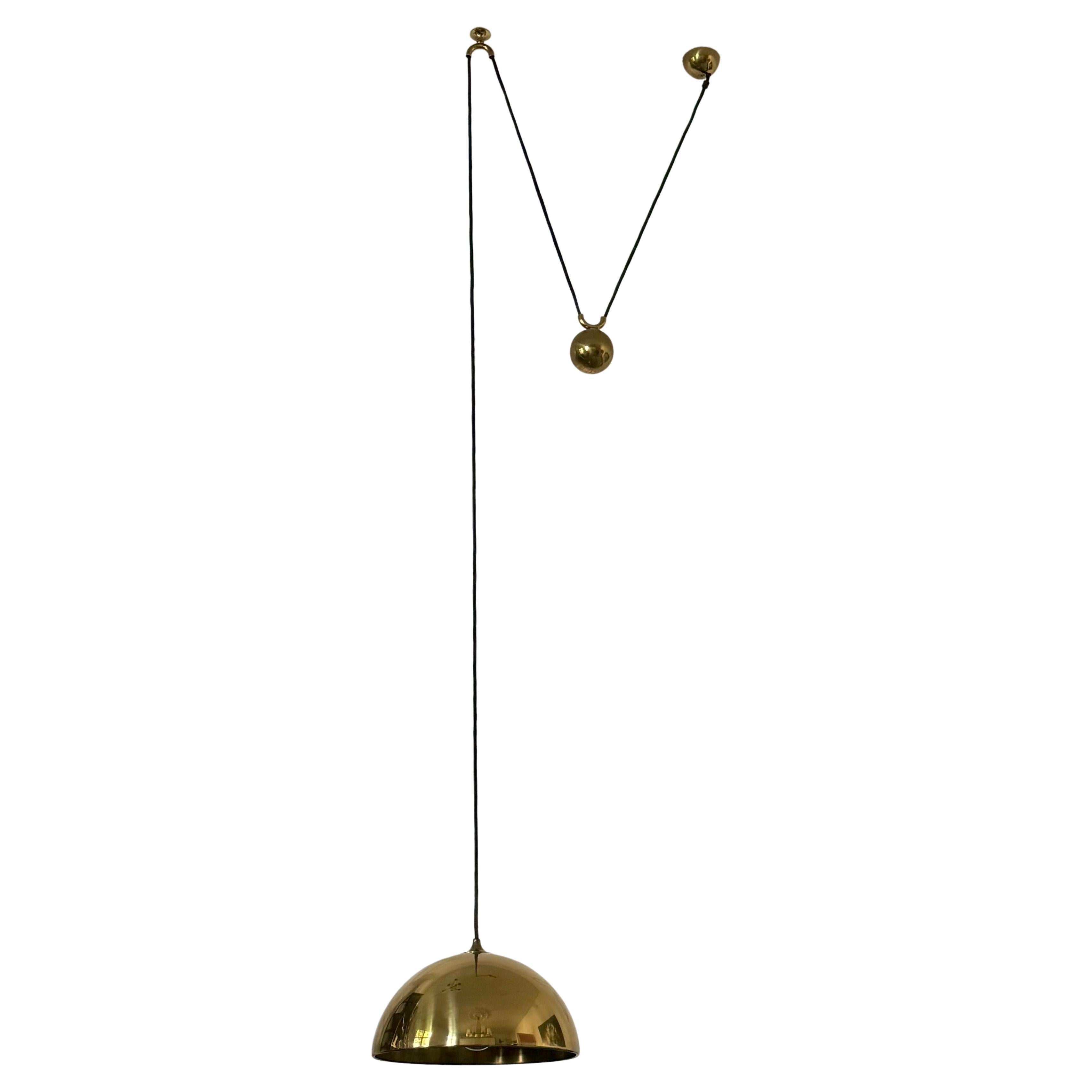 Pendente a contrappeso in ottone lucido con sistema di pulegge a sfera in ottone di Florian Schulz, anni '70 circa.
La lampada è regolabile in altezza. L'articolo è in ottime condizioni d'epoca e presenta una bella patinatura.
Presa di corrente: 