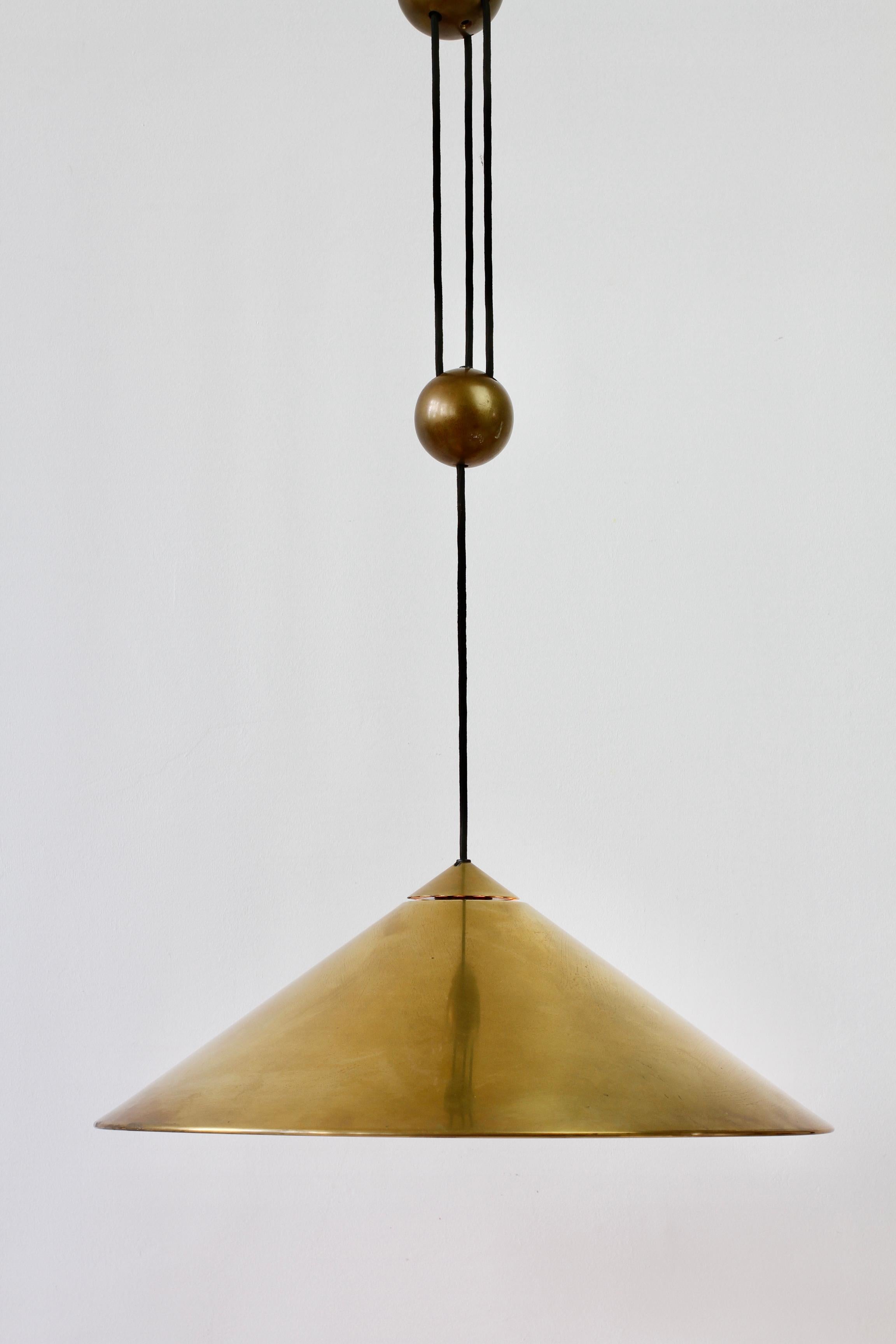 Very rare and elegant Mid-Century Modern vintage German made large polished brass adjustable counterweight hanging pendant light or lamp model 'Keos' designed and manufactured by Florian Schulz circa early 1970s. Featuring polished brass (now with