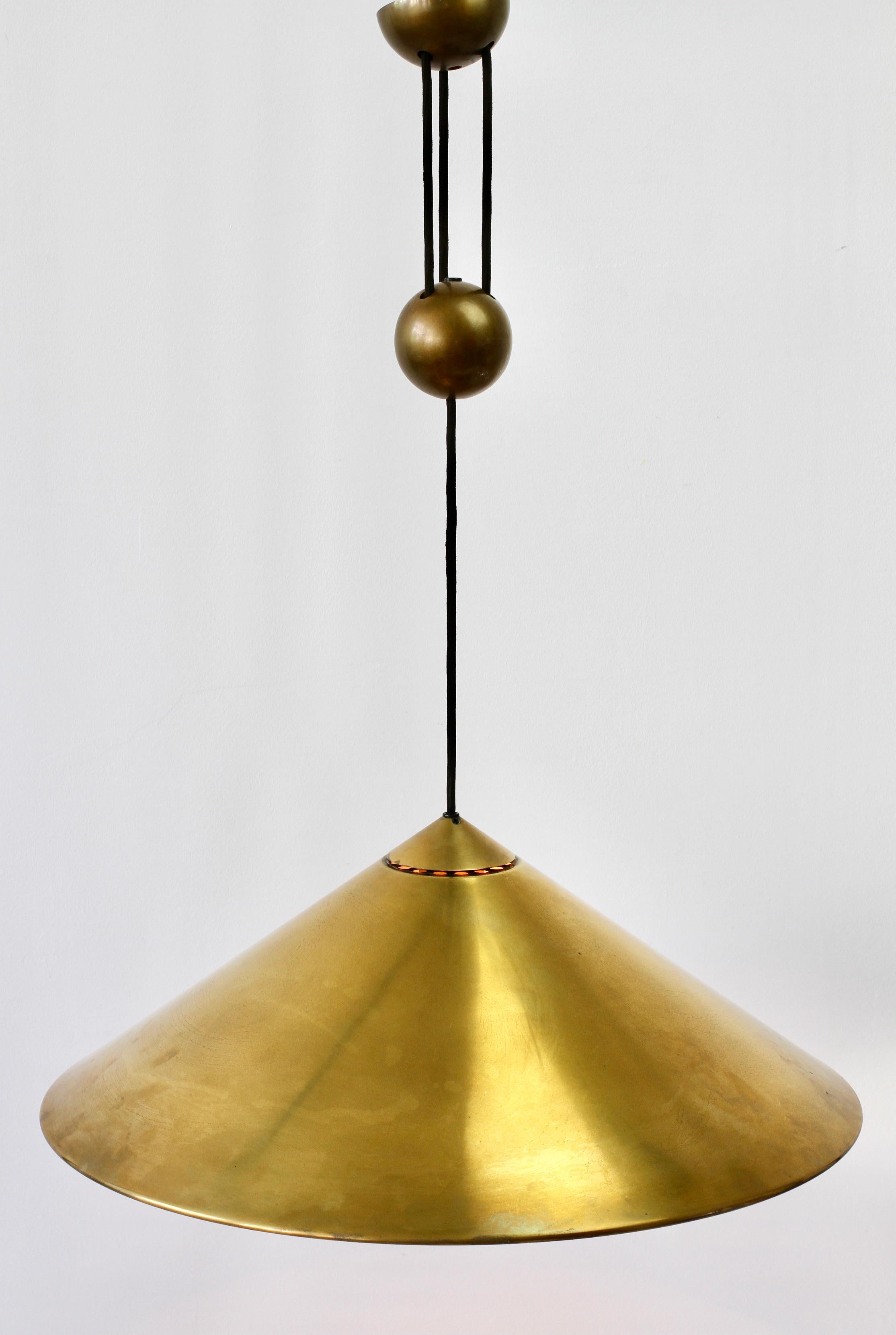 Rara ed elegante lampada a sospensione a contrappeso regolabile e controbilanciata in ottone lucido, modello 'Keos', disegnata e prodotta da Florian Schulz all'incirca all'inizio degli anni Settanta. È in ottone lucido (con una patina minima dovuta