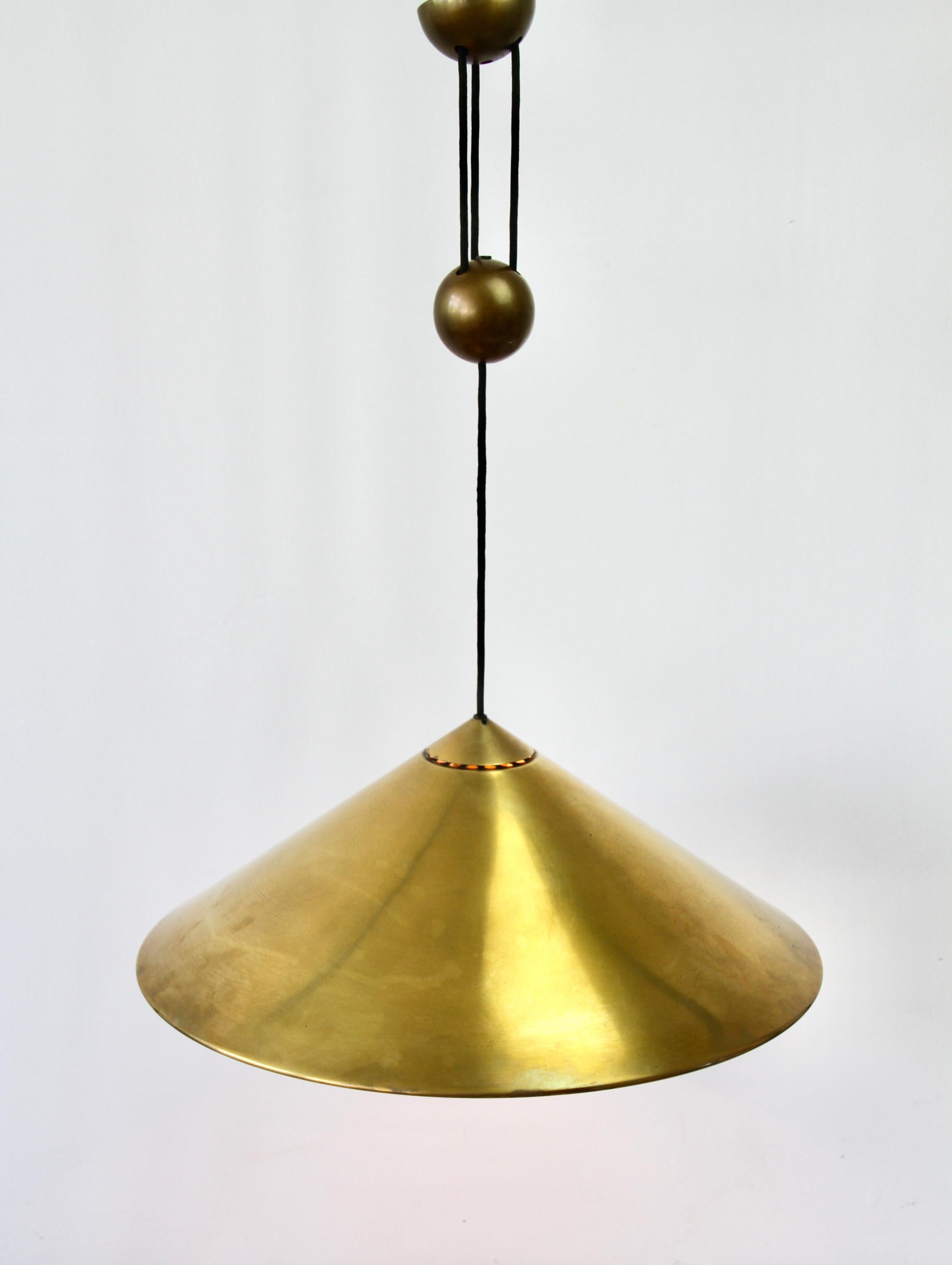 Mid-Century moderno Florian Schulz, lampada a sospensione regolabile in ottone a contrappeso vintage e modernista in vendita