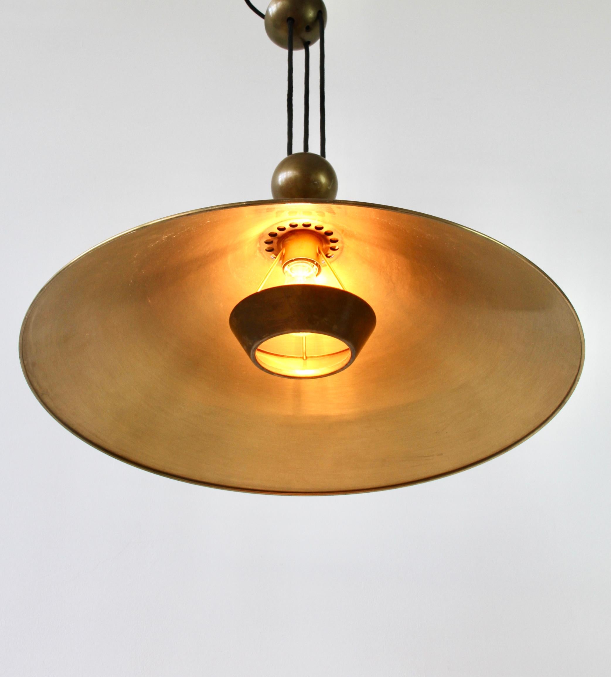 Late 20th Century Florian Schulz Vintage Modernist Brass Counterbalanced Adjustable Pendant Light