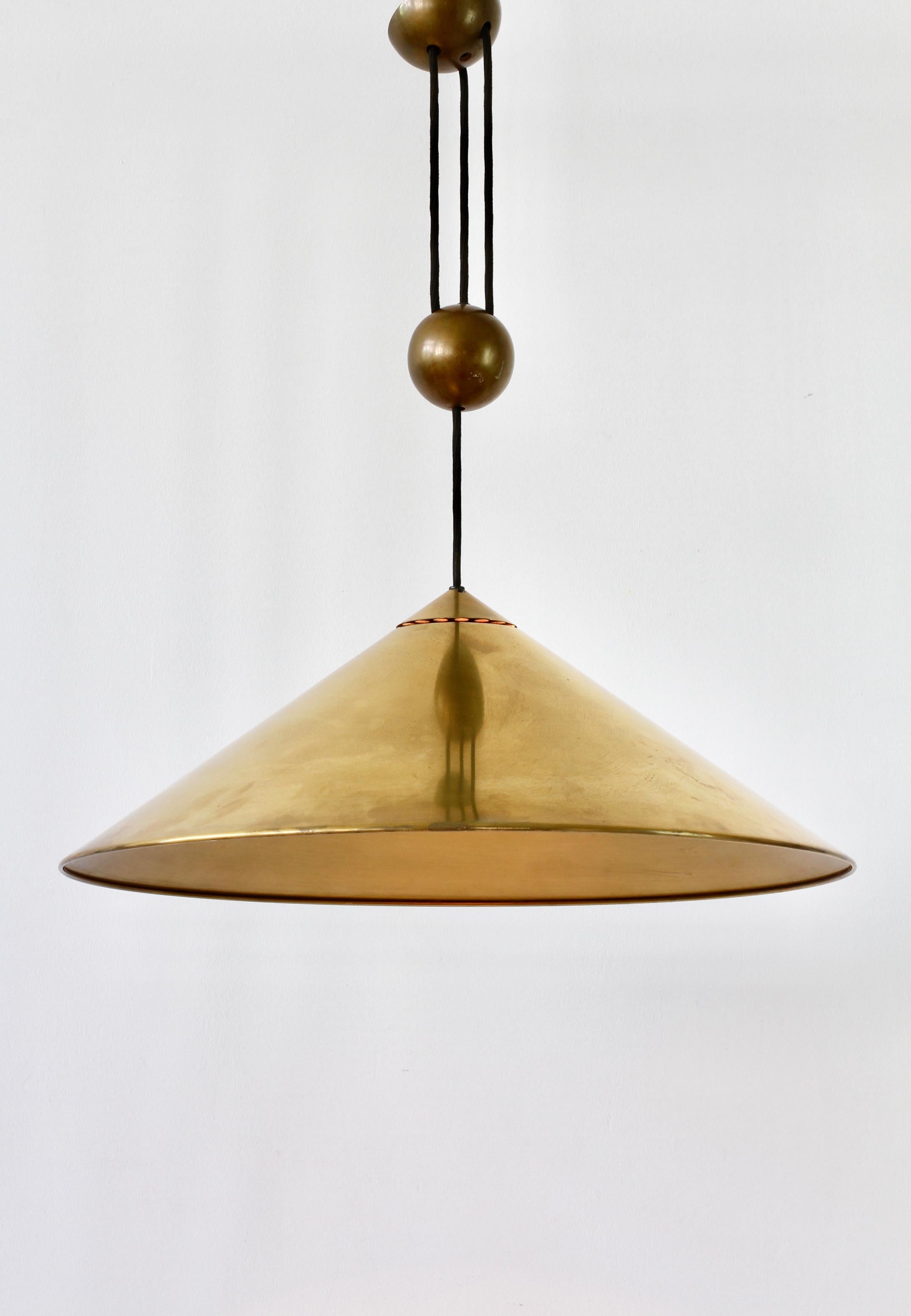 Metallo Florian Schulz, lampada a sospensione regolabile in ottone a contrappeso vintage e modernista in vendita