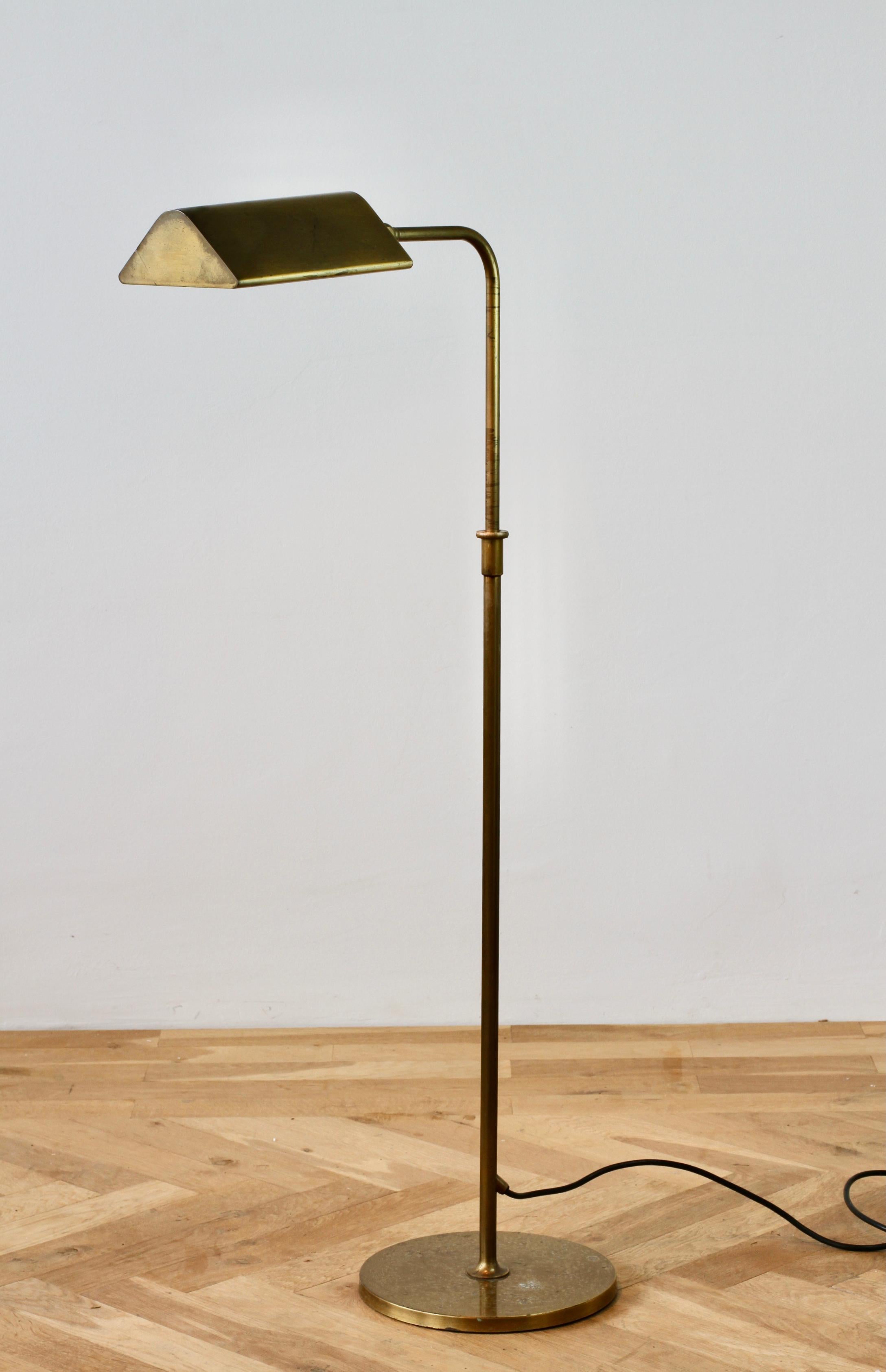 Brossé Florian Schulz Lampadaire ajustable moderniste vintage en laiton brossé, circa 1985 en vente