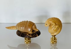 Adornos para lámparas con figuras de un armadillo y una iguana de Florida