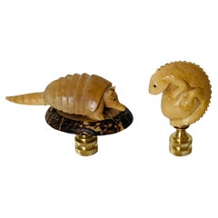 Adornos para lámparas con figuras de un armadillo y una iguana de Florida