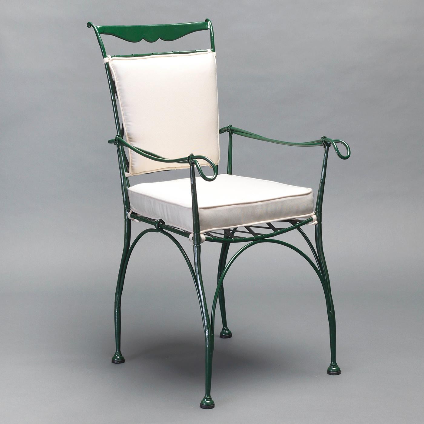 Le design saisissant de cette magnifique chaise avec accoudoirs prend vie grâce au savoir-faire magistral des artisans d'Officina Ciani, qui ont forgé l'acier inoxydable pour obtenir des formes douces et des silhouettes délicates qui évoquent la