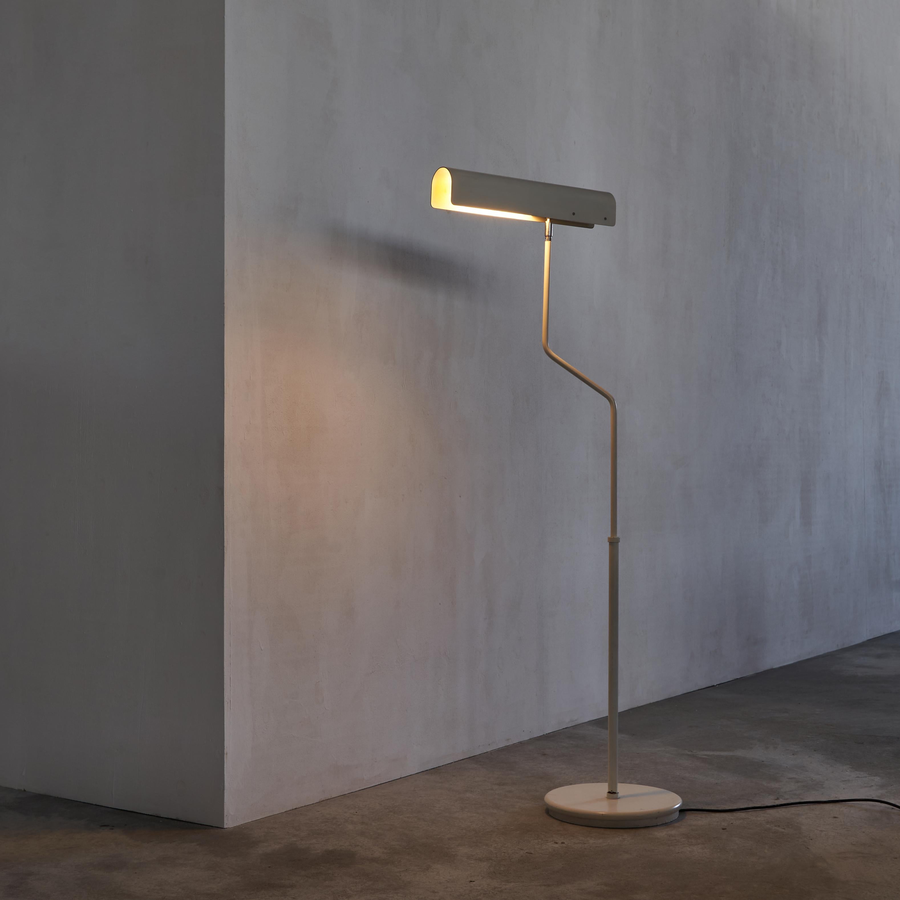 Floris Fiedeldij Einzigartiger Prototyp einer Stehleuchte für Artimeta, Niederlande.

Dies ist ein handgefertigter Prototyp einer Stehlampe aus Floris Fiedeldijs eigenem Wohnzimmer. Wir haben sie vor langer Zeit von der Witwe von Fiedeldij gekauft